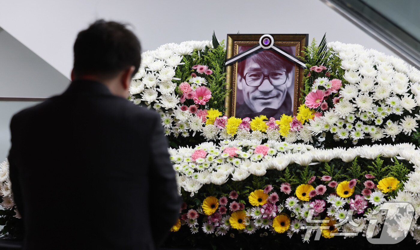 본문 이미지 - 5일 서울 중구 서울영화센터에 마련된 고 안성기의 추모 공간을 찾은 시민이 조문을 하고 있다. 2026.1.5/뉴스1 ⓒ News1 박지혜 기자
