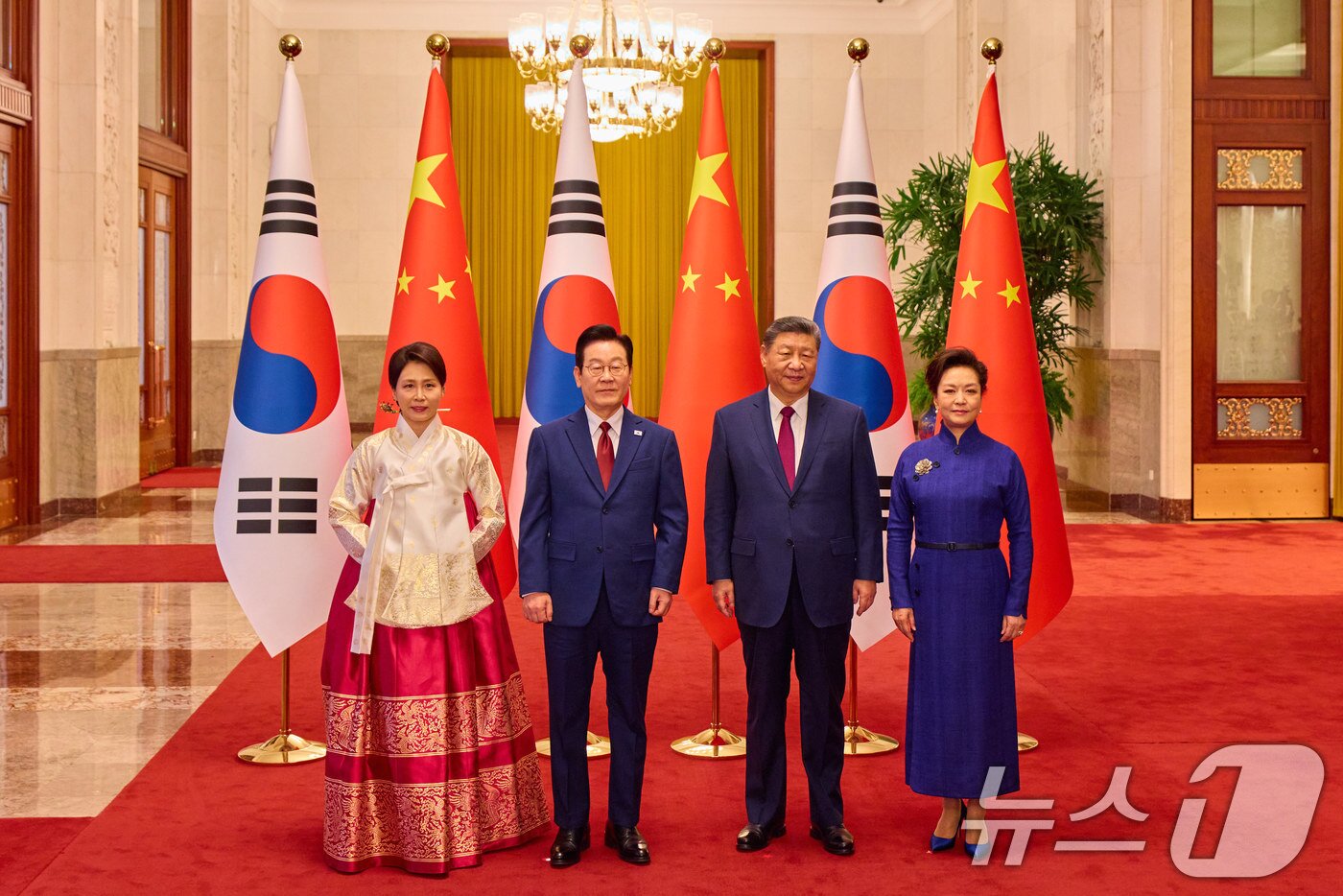 본문 이미지 - 중국을 국빈방문한 이재명 대통령이 5일 베이징 인민대회당에서 환영나온 시진핑 국가주석과 기념촬영을 하고 있다. 사진 왼쪽부터 김혜경 여사, 이 대통령, 시 주석, 평리위안 여사. (공동취재) 2026.1.5/뉴스1 ⓒ News1 허경 기자