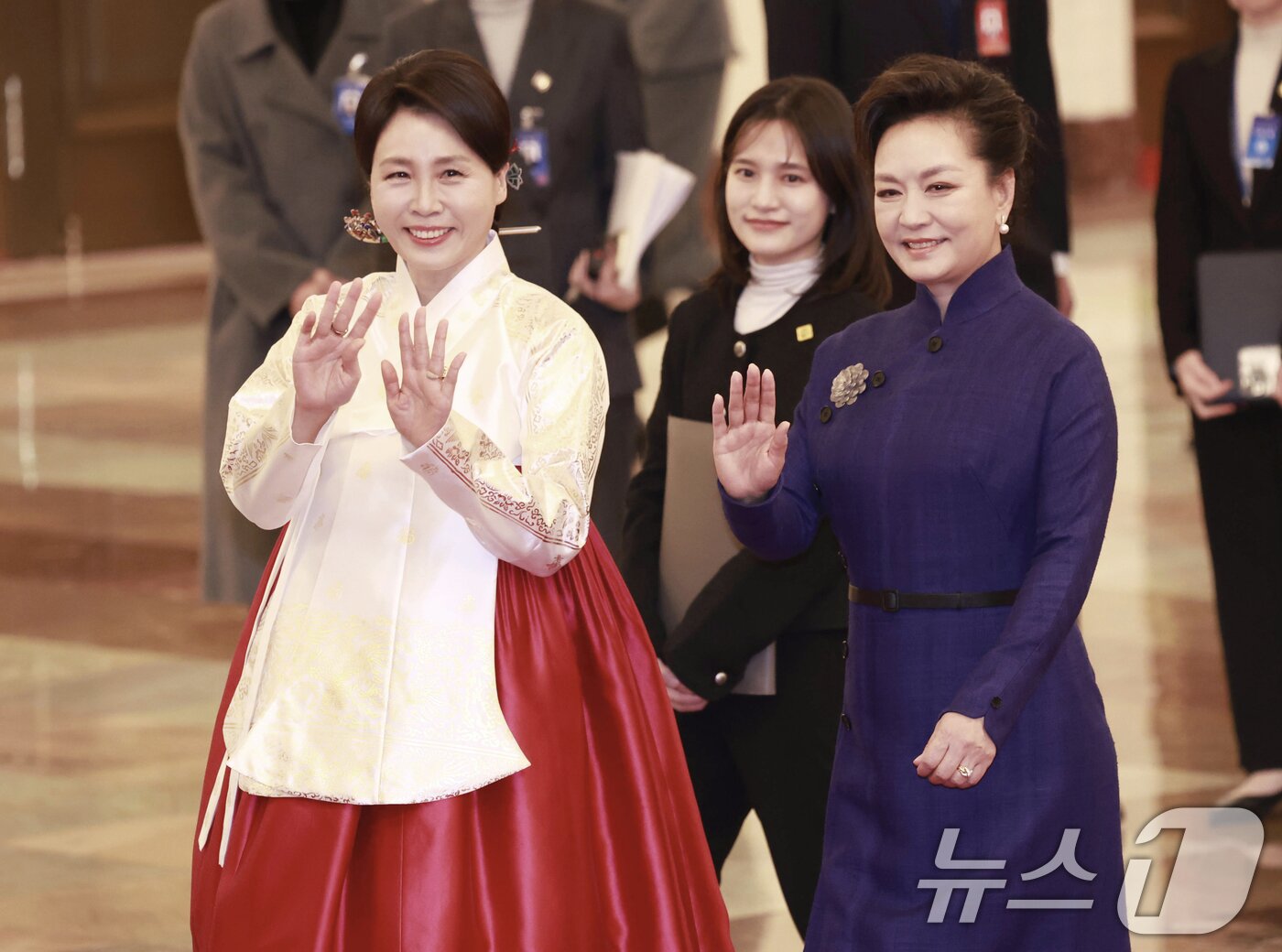 본문 이미지 - 김혜경 여사과 펑리위안 여사가 5일 베이징 인민대회당에서 열린 이 대통령 공식환영식을 마친 후 퇴장하며 인사하고 있다. 2026.1.5/뉴스1 ⓒ News1 허경 기자