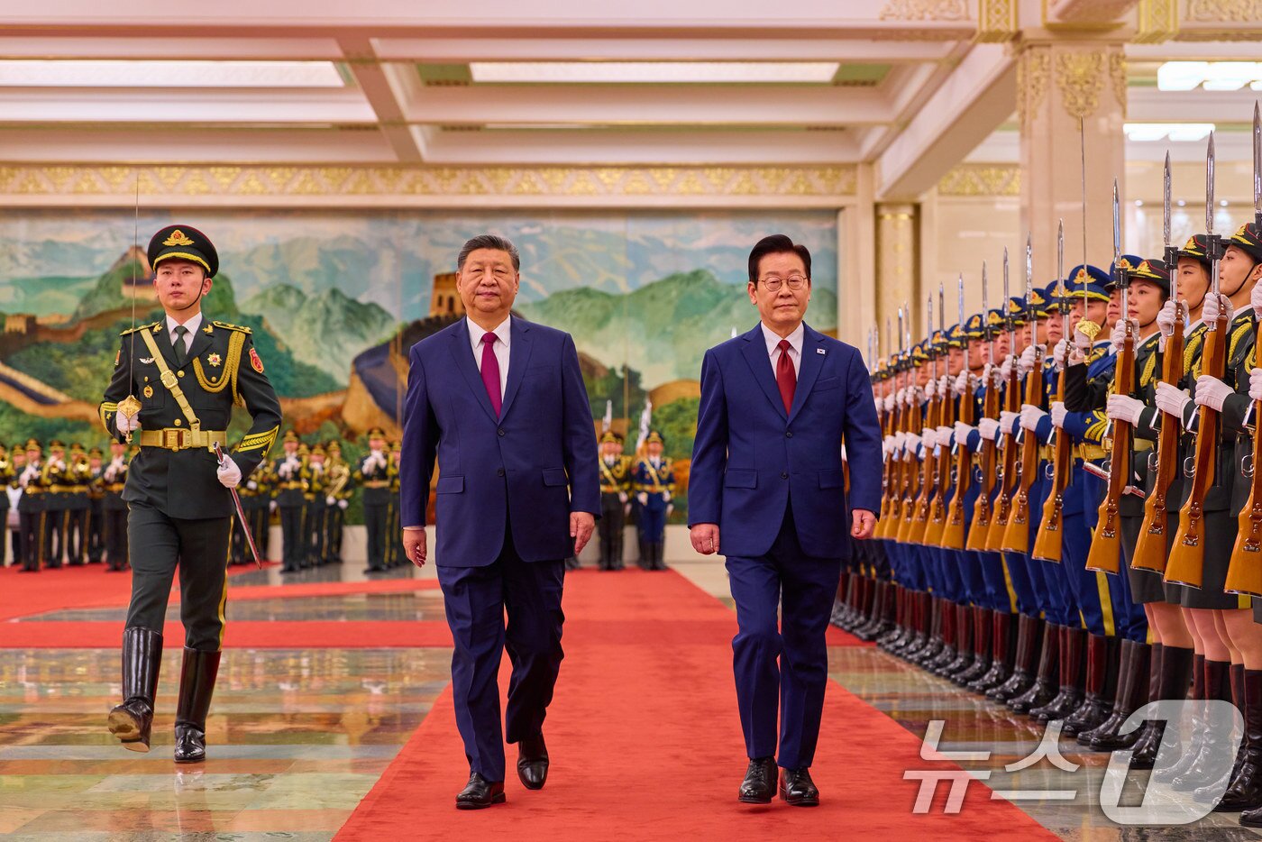 본문 이미지 - 이재명 대통령과 시진핑 중국 국가주석이 5일 베이징 인민대회당에서 열린 이 대통령 공식환영식에서 의장대를 사열하고 있다. (공동취재) 2026.1.5/뉴스1 ⓒ News1 허경 기자