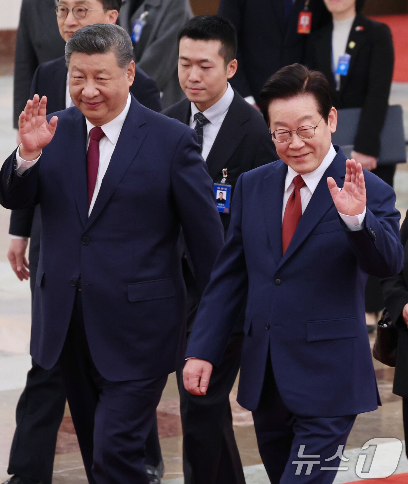 본문 이미지 - 이재명 대통령과 시진핑 중국 국가주석이 5일 베이징 인민대회당에서 열린 공식 환영식에 퇴장하며 인사하고 있다. 2026.1.5/뉴스1 ⓒ News1 허경 기자