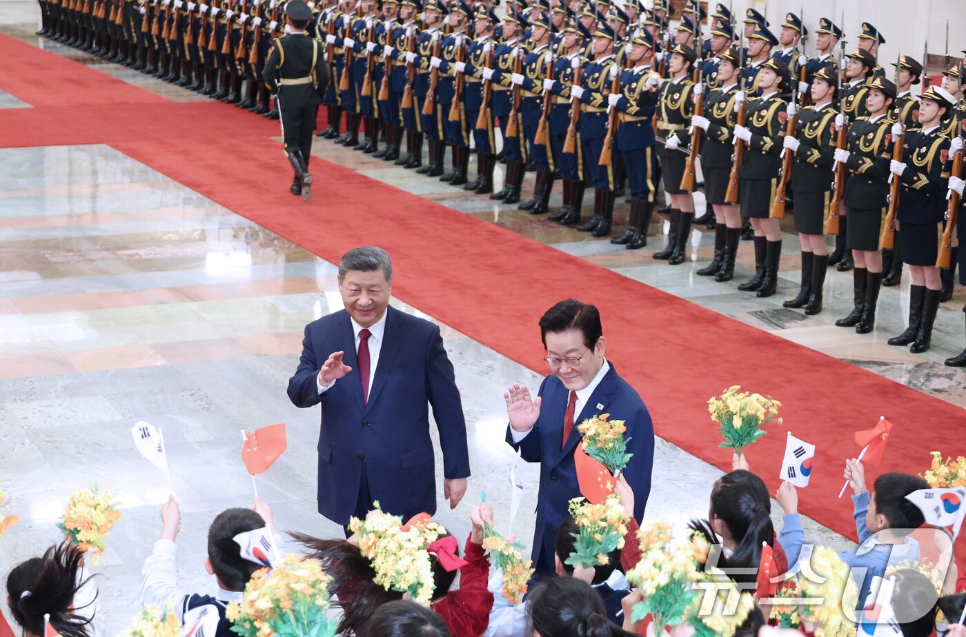 본문 이미지 - 이재명 대통령과 시진핑 중국 국가주석이 5일 베이징 인민대회당에서 열린 공식 환영식에 퇴장하며 인사하고 있다. 2026.1.5/뉴스1 ⓒ News1 허경 기자
