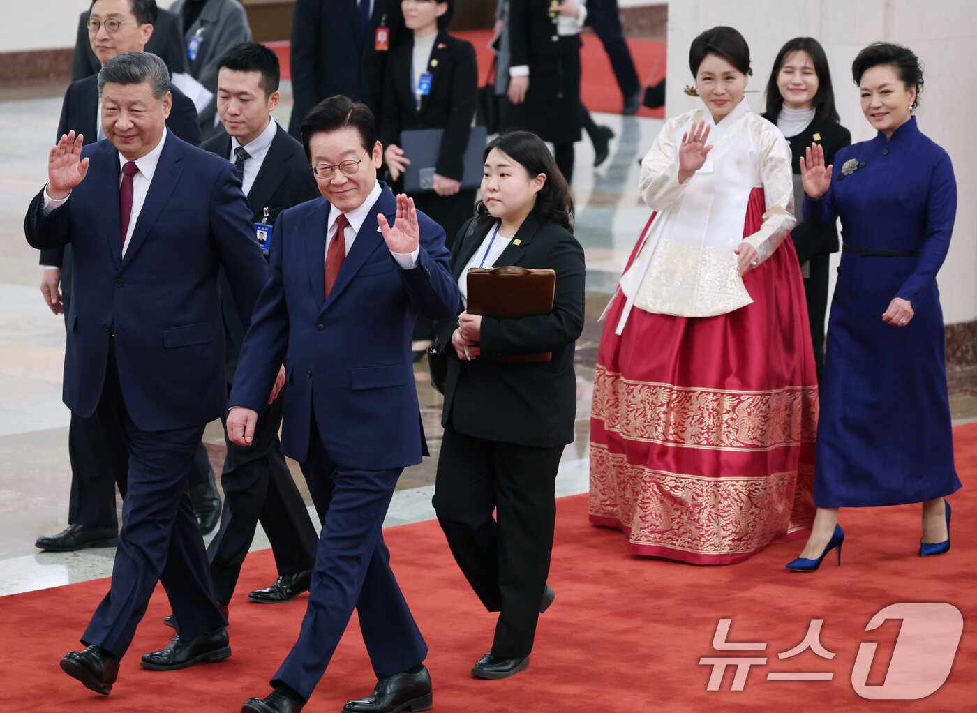 본문 이미지 - 이재명 대통령과 시진핑 중국 국가주석이 5일 베이징 인민대회당에서 열린 공식 환영식에 퇴장하며 인사하고 있다. 2026.1.5/뉴스1 ⓒ News1 허경 기자