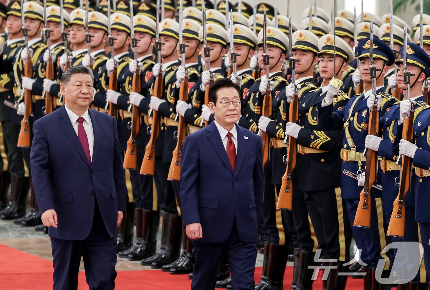 본문 이미지 - 이재명 대통령과 시진핑 중국 국가주석이 5일 베이징 인민대회당에서 열린 이 대통령 공식환영식에서 의장대를 사열하고 있다. 2026.1.5/뉴스1 ⓒ News1 허경 기자