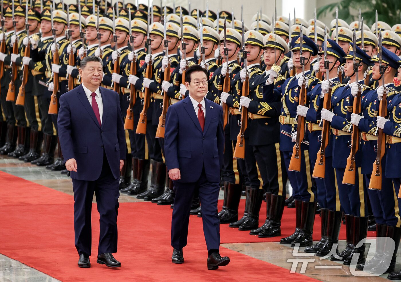 본문 이미지 - 이재명 대통령과 시진핑 중국 국가주석이 5일 베이징 인민대회당에서 열린 이 대통령 공식환영식에서 의장대를 사열하고 있다. 2026.1.5/뉴스1 ⓒ News1 허경 기자