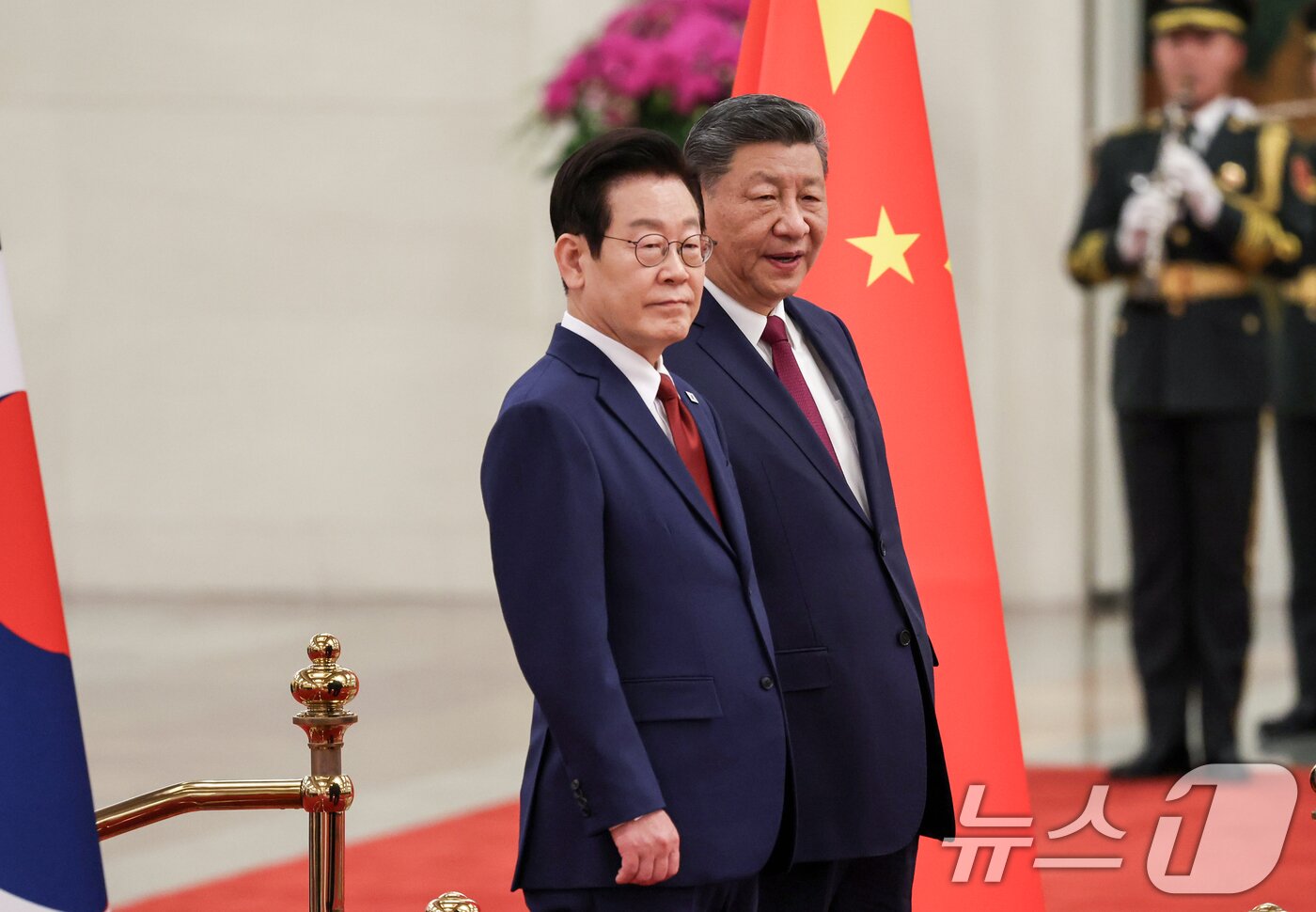 본문 이미지 - 이재명 대통령과 시진핑 중국 국가주석이 5일 베이징 인민대회당에서 열린 이 대통령 공식환영식에서 의장대를 사열하고 있다. 2026.1.5/뉴스1 ⓒ News1 허경 기자