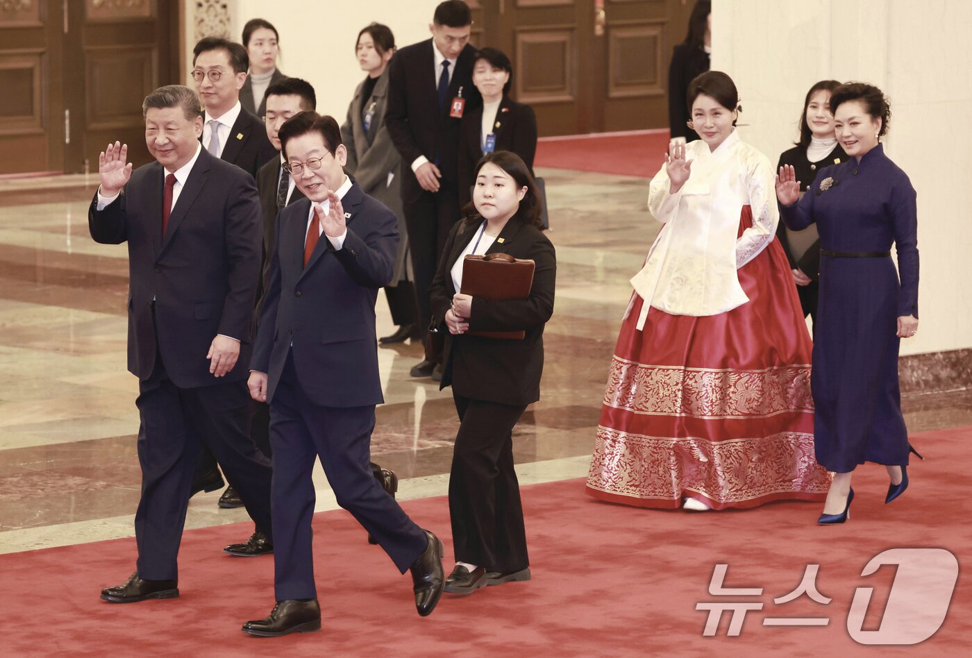 본문 이미지 - 이재명 대통령과 시진핑 중국 국가주석이 5일 베이징 인민대회당에서 열린 공식 환영식에 퇴장하며 인사하고 있다. 2026.1.5/뉴스1 ⓒ News1 허경 기자