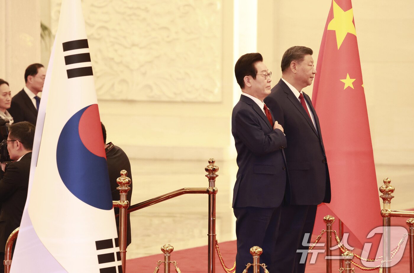본문 이미지 - 이재명 대통령이 5일 중국 베이징 인민대회당에서 열린 공식환영식에서 국기에 경례하고 있다. 2026.1.5/뉴스1 ⓒ News1 허경 기자