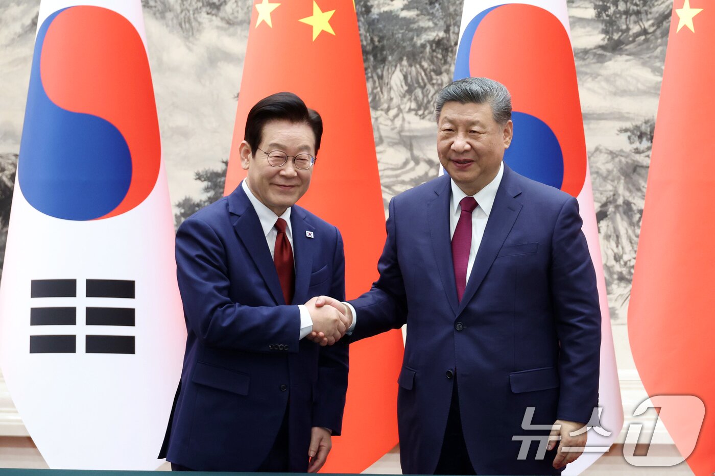 본문 이미지 - 이재명 대통령과 시진핑 중국 국가주석이 지난 1월 5일 베이징 인민대회당에서 열린 한중 MOU 체결식에서 악수하고 있다.2026.1.5 ⓒ 뉴스1 허경 기자