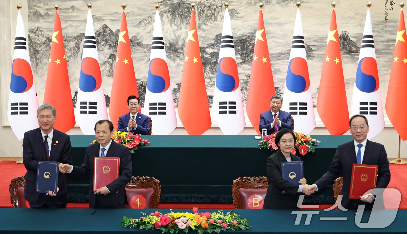 본문 이미지 - 노재헌 주중대사(왼쪽부터)와 류웨이 중국 교통운수부 부장, 한성숙 중기부 장관과 리러칭 중국 공업정보화부 부장이 5일 베이징 인민대회당에서 이재명 대통령과 시진핑 국가주석이 참석한 가운데 각각 교통 분야 협력 및 중소기업과 혁신 분야에 관한 협약식을 하고 있다. 2026.1.5/뉴스1 ⓒ News1 허경 기자