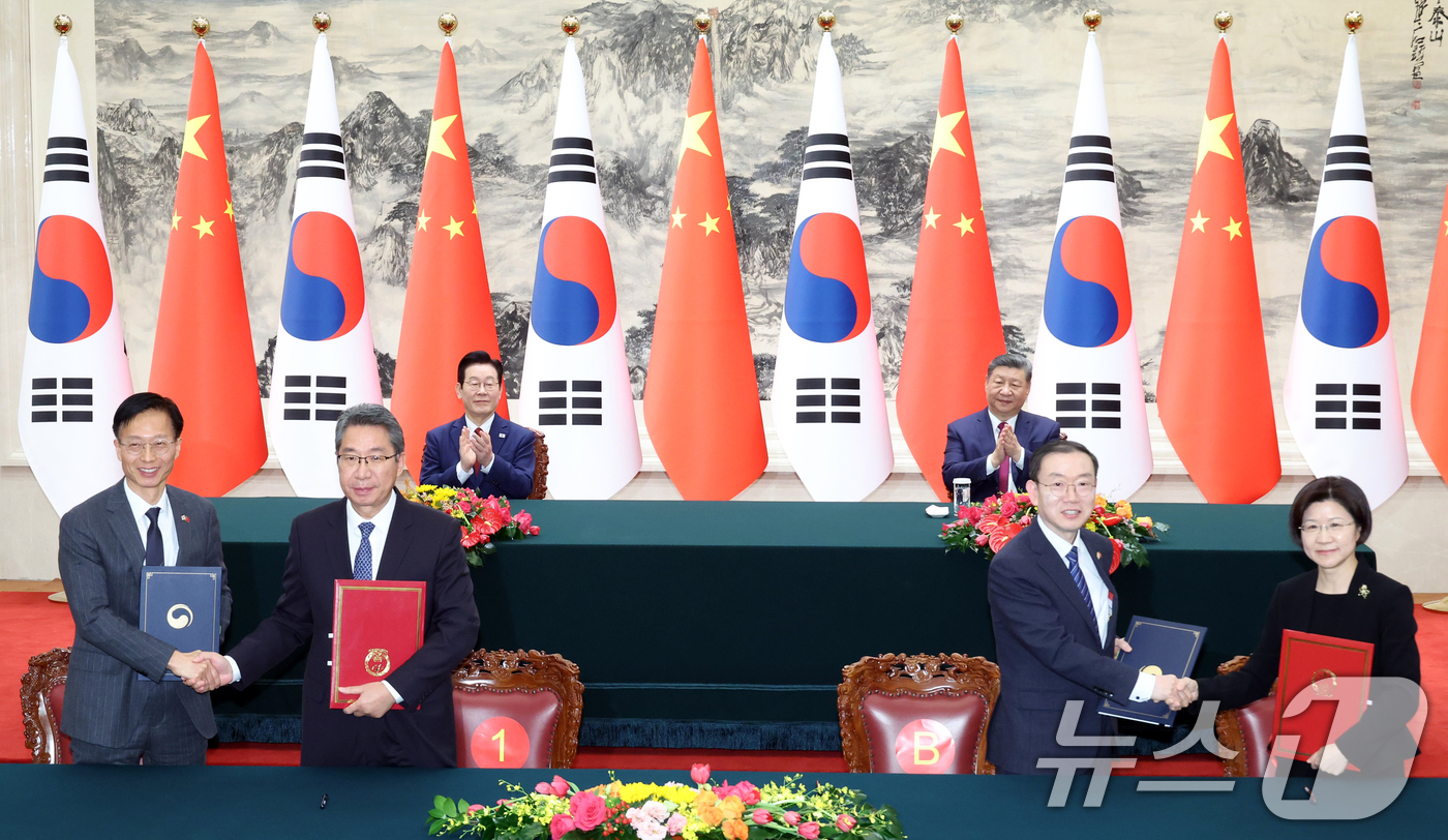 (베이징(중국)=뉴스1) 허경 기자 = 김용선 지식재산처장(왼쪽부터)과 선창위 중국 국가지식재산국 국장, 이명구 관세청장과 쑨메이쥔 해관총서 서장이 5일 베이징 인민대회당에서 이재 …