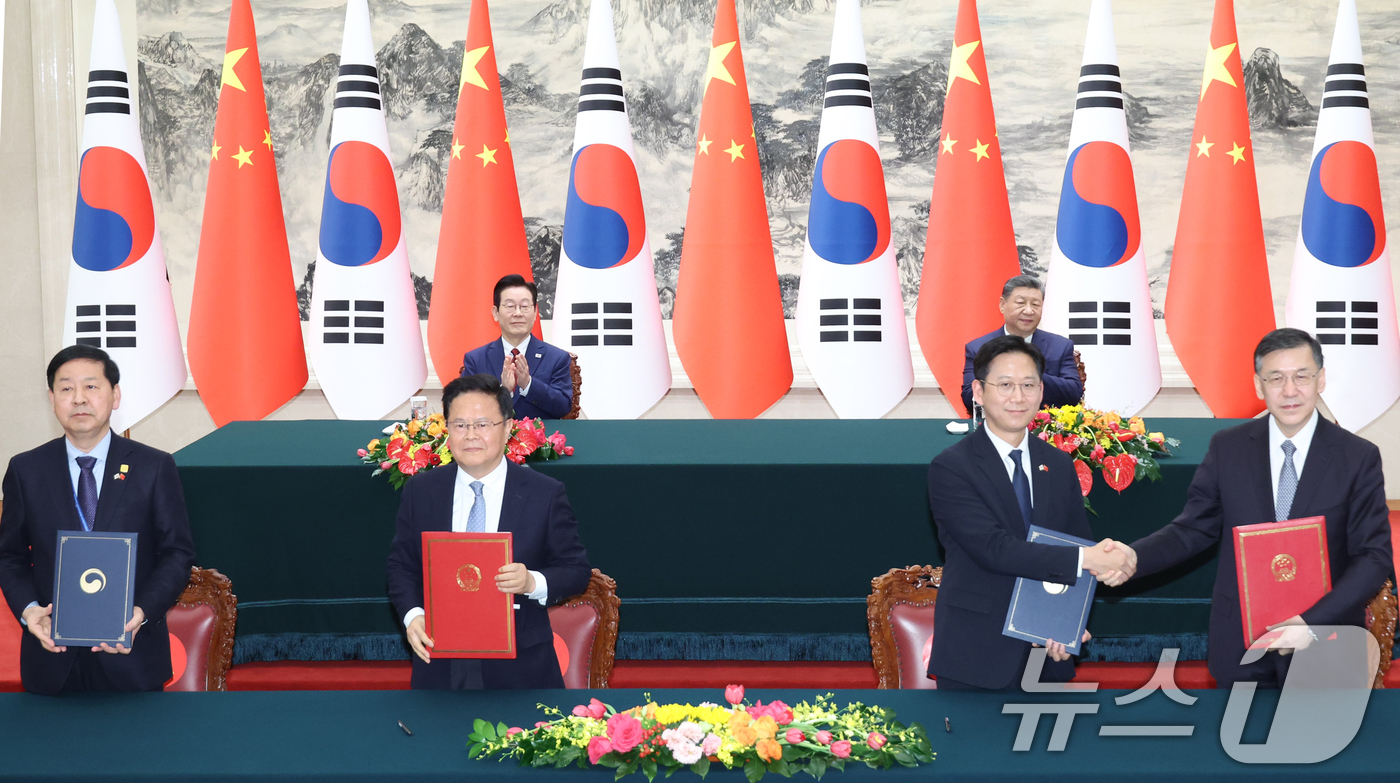 (베이징(중국)=뉴스1) 허경 기자 = 구윤철 부총리 겸 재경부 장관(왼쪽부터)과 정산제 중국 국가발전개혁위원회 주임, 배경훈 부총리 겸 과기정통부 장관과 인허쥔 중국 과학기술부 …