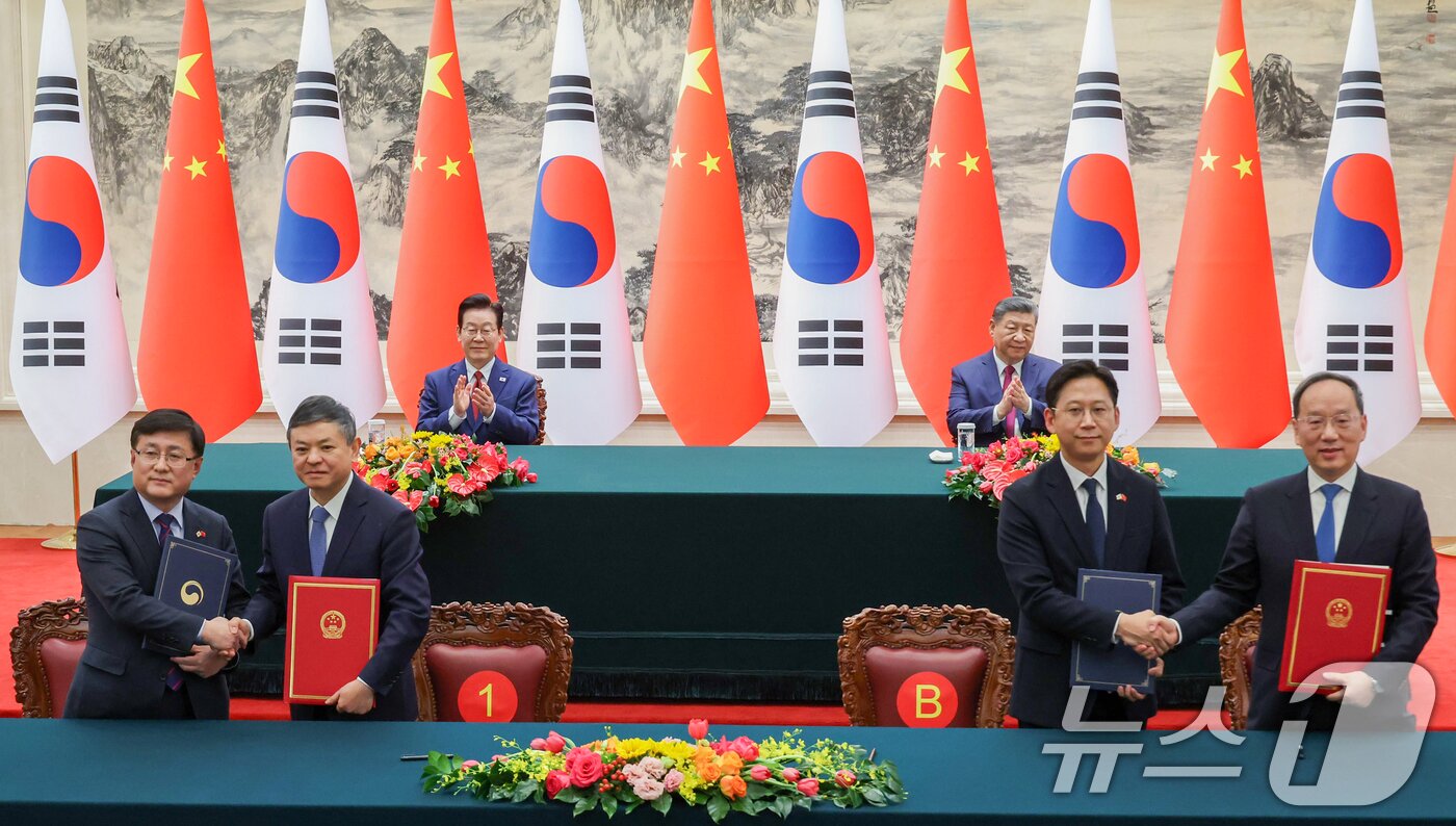 본문 이미지 - 김성환 기후에너지환경부 장관(왼쪽부터)과 황룬추 중국 생태환경부 부장, 배경훈 부총리 겸 과기정통부 장관과 리러칭 중국 공업정보화부 부장이 베이징 인민대회당에서 이재명 대통령과 시진핑 국가주석이 참석한 가운데 각각 환경 및 기후협력과 디지털 기술 협력에 관한 협약식을 하고 있다. 2026.1.5/뉴스1 ⓒ News1 허경 기자