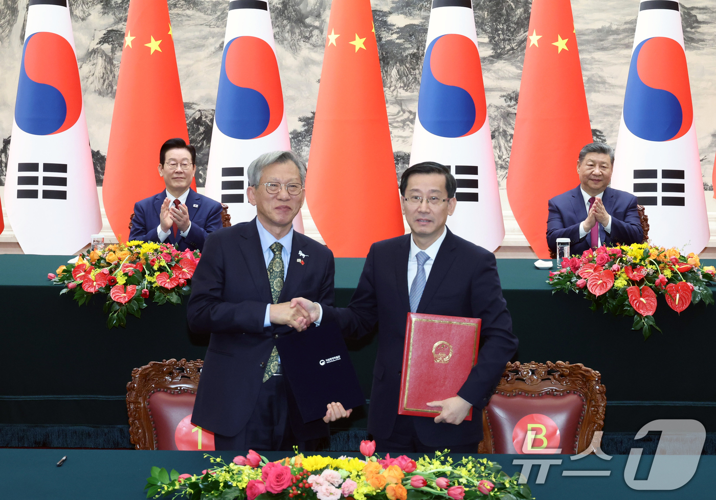 (베이징(중국)=뉴스1) 허경 기자 = 유홍준 국립중앙박물관장(왼쪽)과 라오취안 중국 국가문물국 국장이 5일 베이징 인민대회당에서 이재명 대통령과 시진핑 국가주석이 참석한 가운데 …