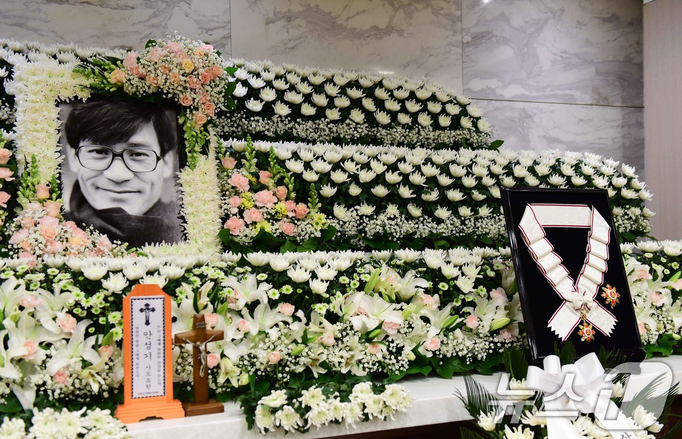 (서울=뉴스1) 사진공동취재단 = 5일 서울 서초구 서울성모병원 장례식장에 마련된 배우 안성기의 빈소에 금관문화훈장이 놓여있다. 2026.1.5/뉴스1