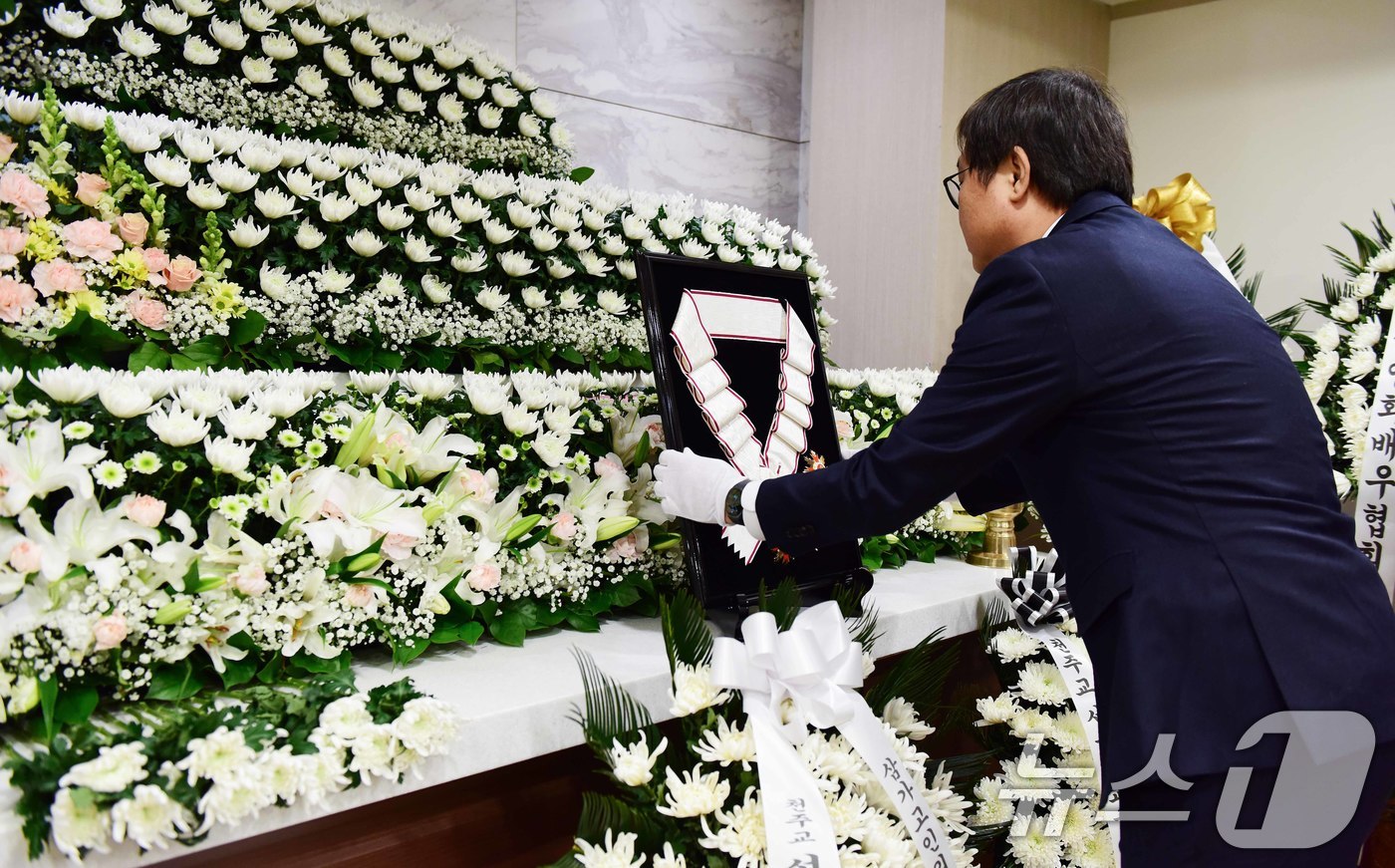 (서울=뉴스1) 사진공동취재단 = 최휘영 문화체육관광부 장관이 5일 서울 서초구 서울성모병원 장례식장에 마련된 배우 안성기의 빈소에 금관문화훈장을 전달하고 있다. 2026.1.5/ …