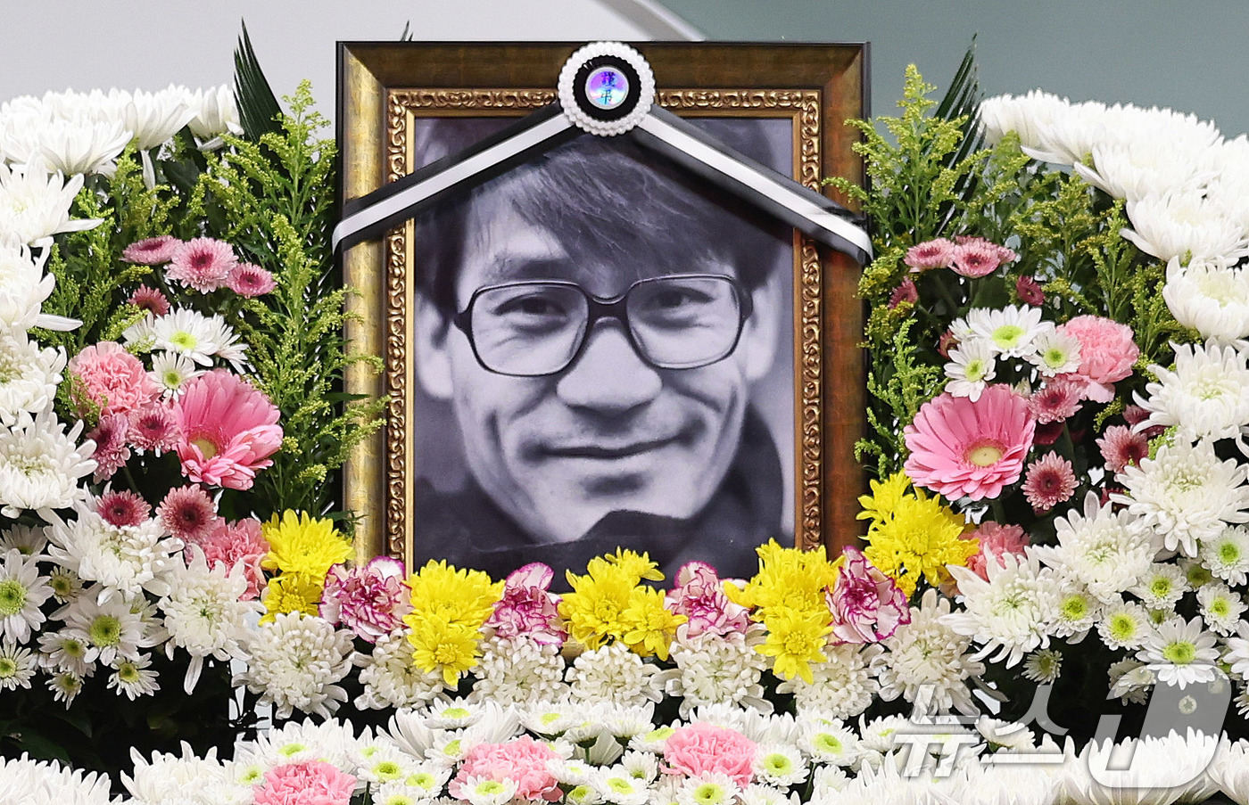 (서울=뉴스1) 박지혜 기자 = 5일 서울 중구 서울영화센터에 고 안성기의 추모 공간이 마련돼 있다.안성기는 이날 오전 9시 서울 용산구 순천향대병원 중환자실에서 가족들이 지켜보는 …