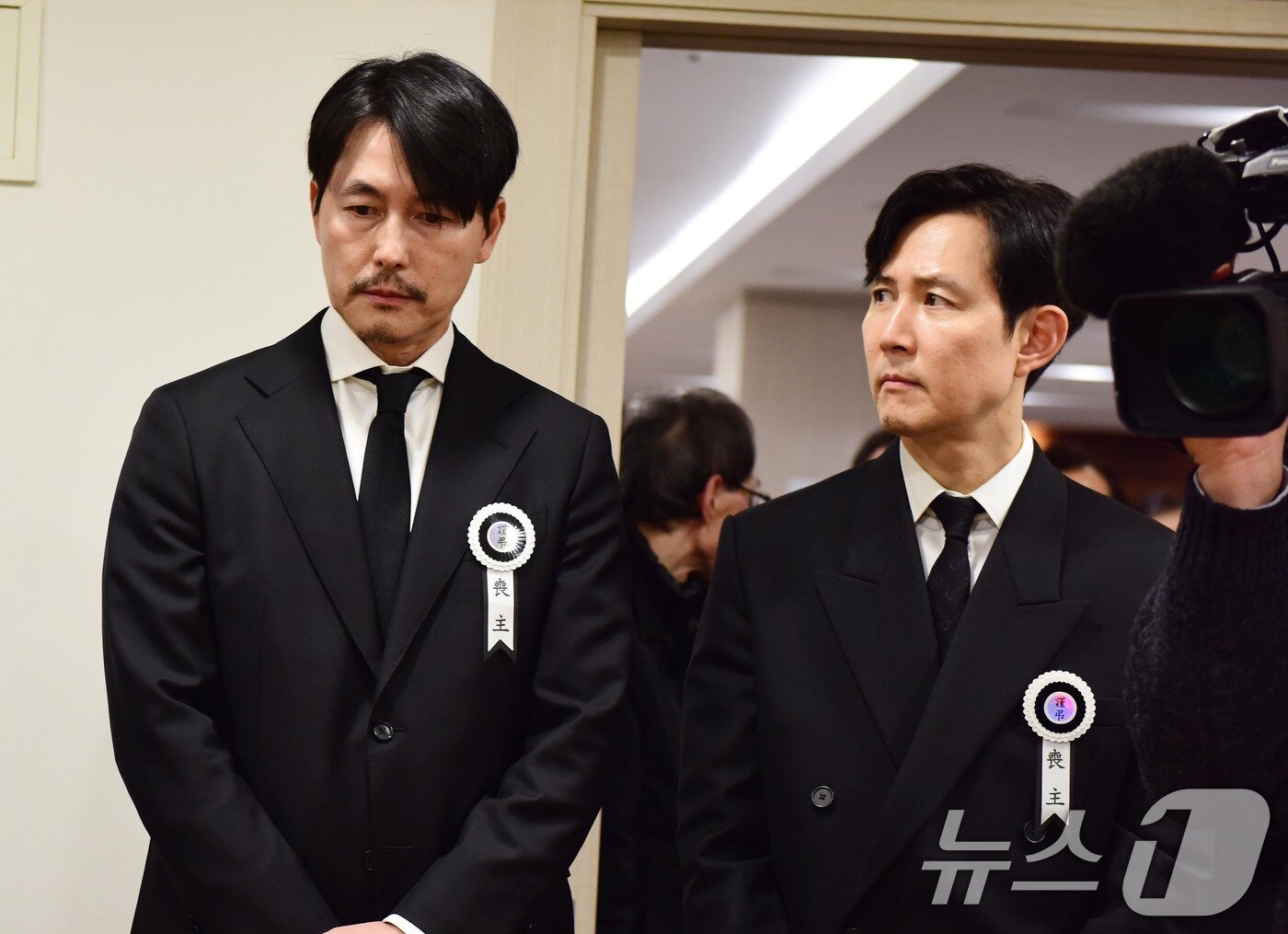 본문 이미지 - 배우 정우성과 이정재가 5일 서울 서초구 서울성모병원 장례식장에 마련된 배우 안성기의 빈소에서 조문객을 맞이하고 있다. 2026.1.5/뉴스1 ⓒ News1 사진공동취재단