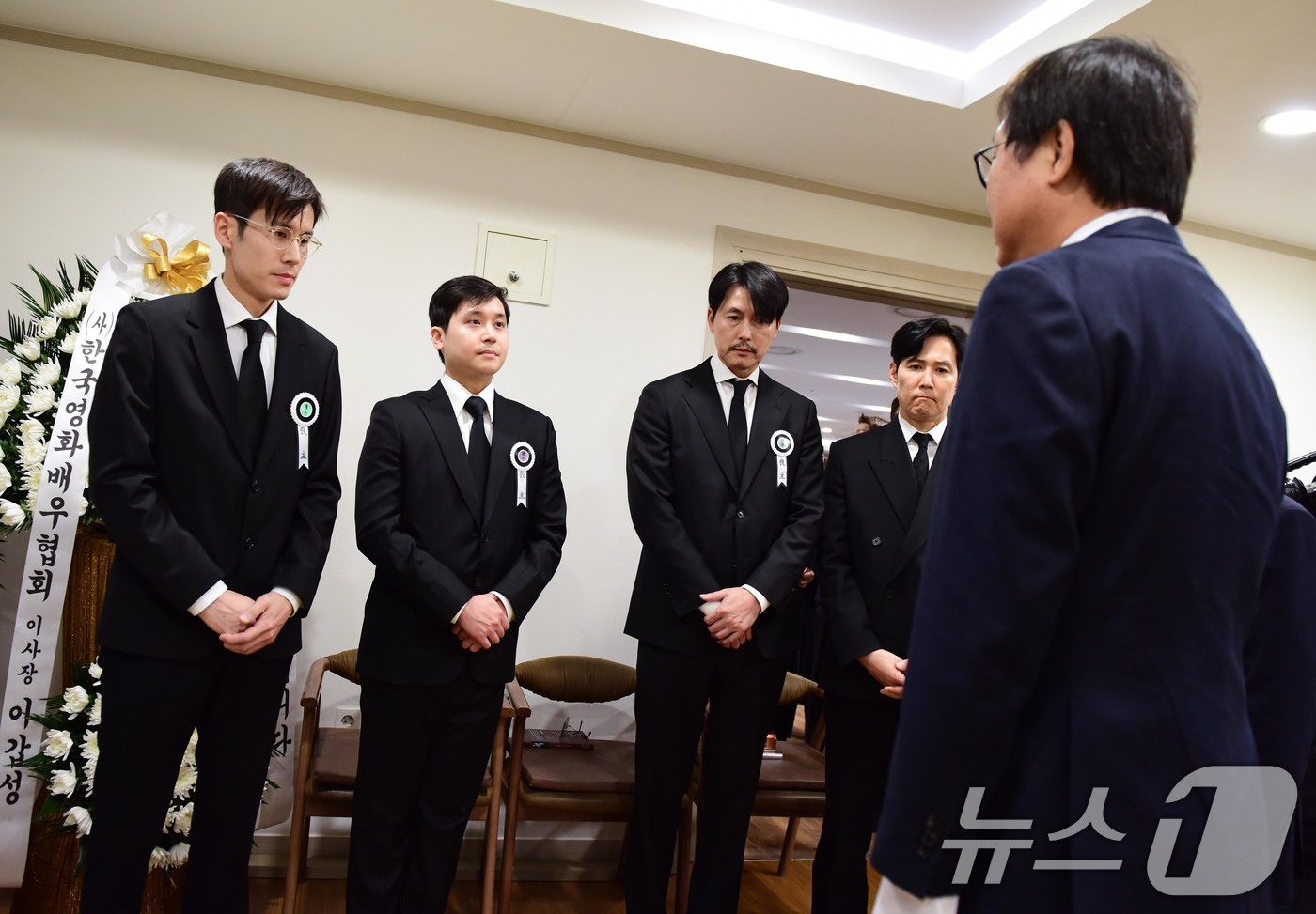 (서울=뉴스1) 사진공동취재단 = 최휘영 문화체육관광부 장관이 5일 서울 서초구 서울성모병원 장례식장에 마련된 배우 안성기의 빈소를 조문하며 고인의 아들들, 배우 정우성과 이정재와 …