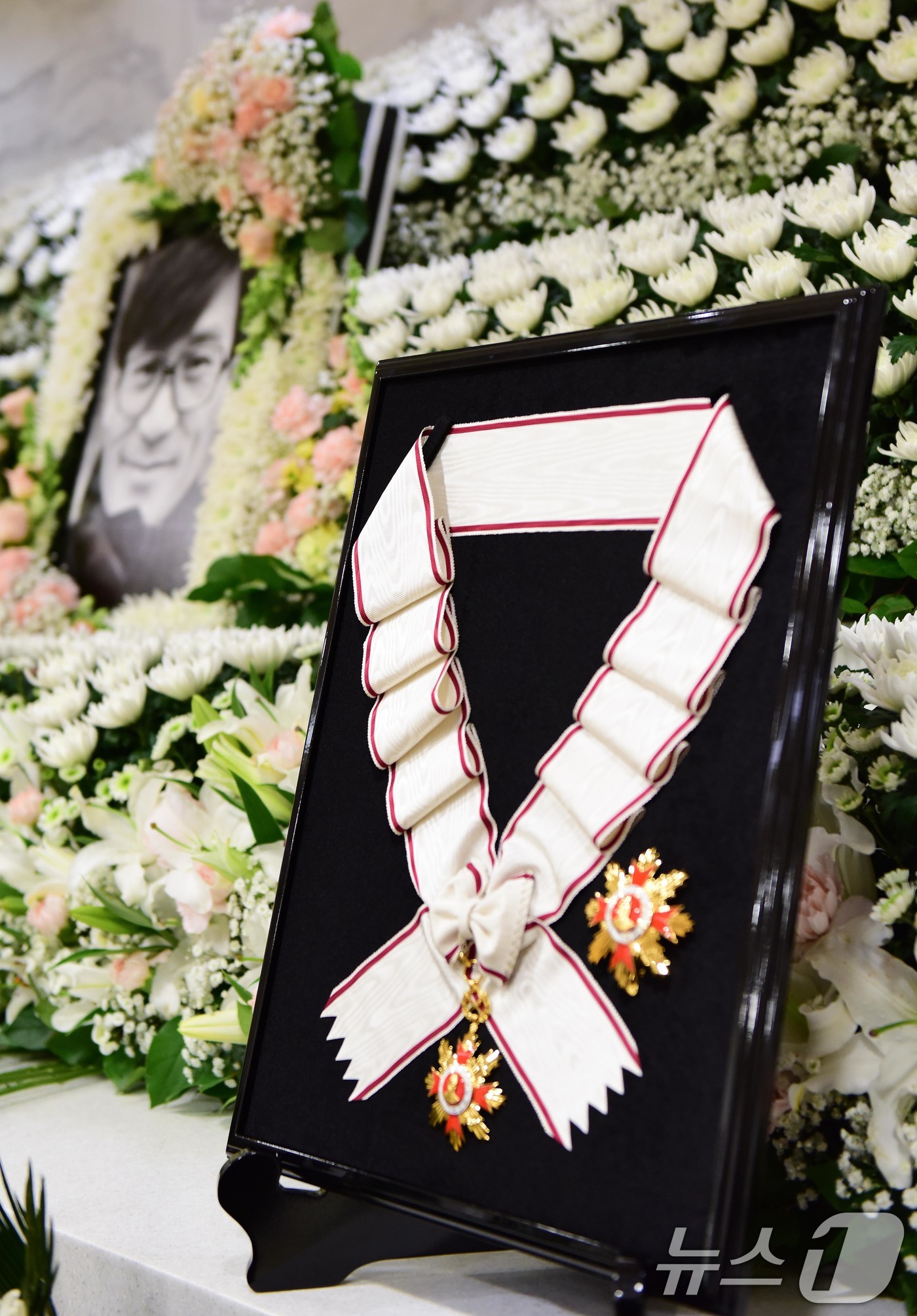 (서울=뉴스1) 사진공동취재단 = 5일 서울 서초구 서울성모병원 장례식장에 마련된 배우 안성기의 빈소에 금관문화훈장이 놓여있다. 2026.1.5/뉴스1