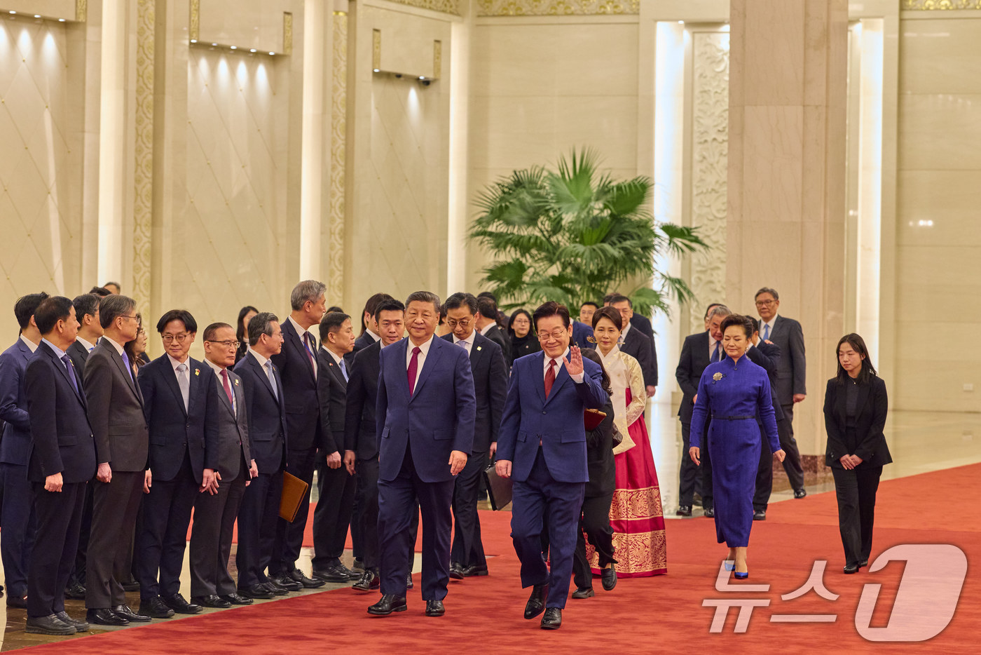 (베이징(중국)=뉴스1) 허경 기자 = 이재명 대통령과 시진핑 중국 국가주석이 5일 베이징 인민대회당에서 열린 이 대통령 공식환영식에서 어린이들을 향해 인사하고 있다. (공동취재) …