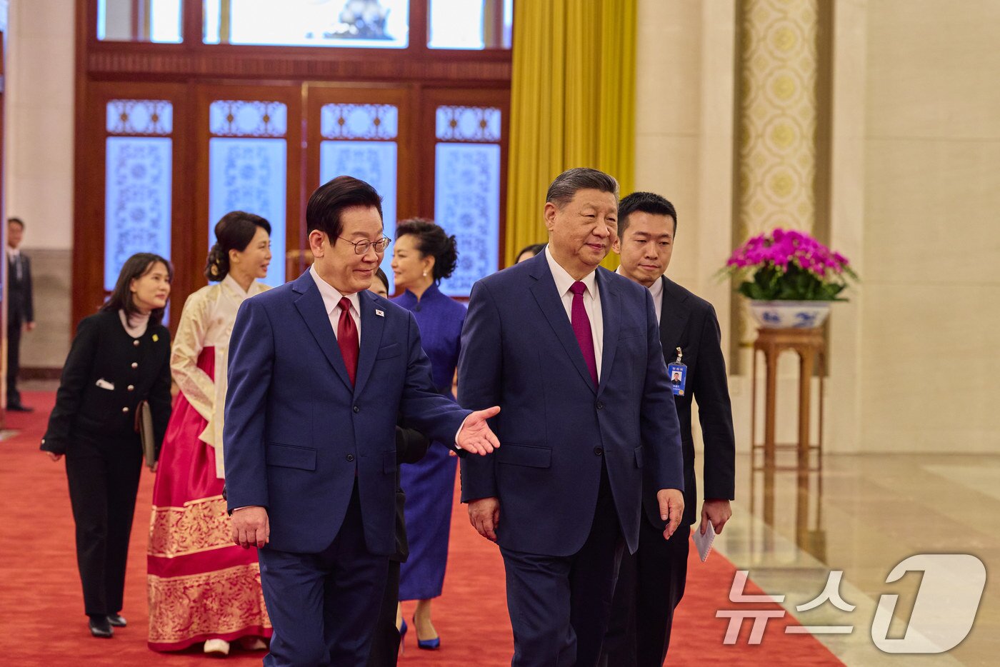 본문 이미지 - 이재명 대통령과 시진핑 중국 국가주석이 5일 베이징 인민대회당에서 열린 이 대통령 공식환영식에서 의장대를 사열하고 있다. (공동취재) 2026.1.5/뉴스1 ⓒ News1 허경 기자