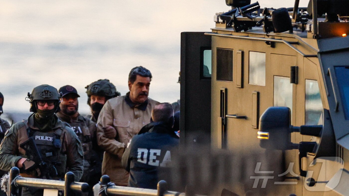 본문 이미지 - 니콜라스 마두로 베네수엘라 대통령이 5일 법정 출석을 위해 뉴욕 맨해튼에 도착하고 있다. 2025.1.5 ⓒ 로이터=뉴스1 ⓒ News1 강민경 기자