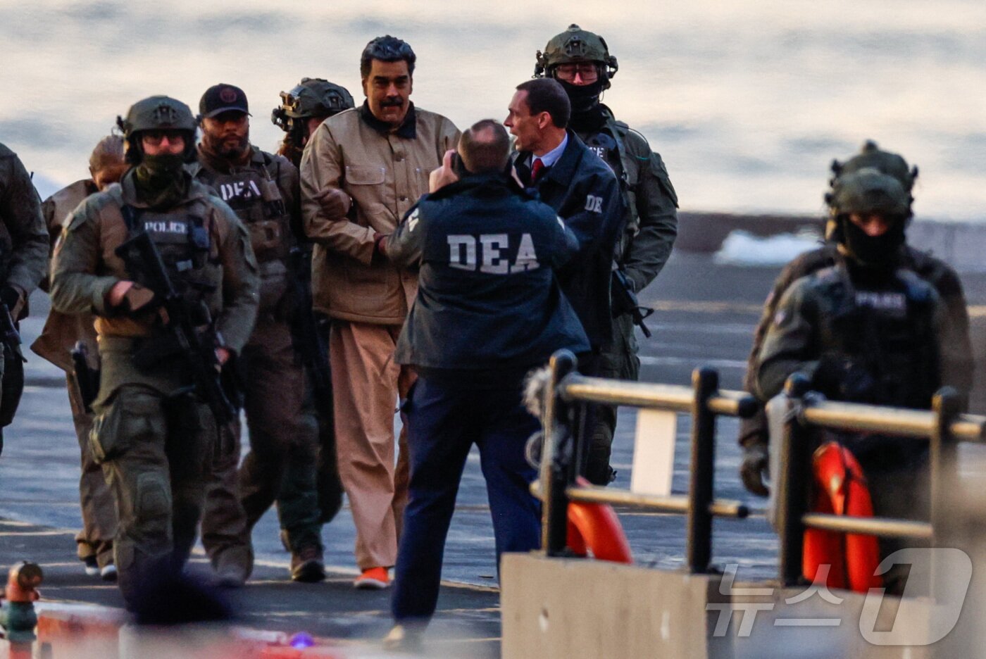 본문 이미지 - 니콜라스 마두로 베네수엘라 대통령이 5일(현지시간) 법정 출석을 위해 뉴욕 맨해튼에 도착하고 있다. 2026.1.5 ⓒ 로이터=뉴스1
