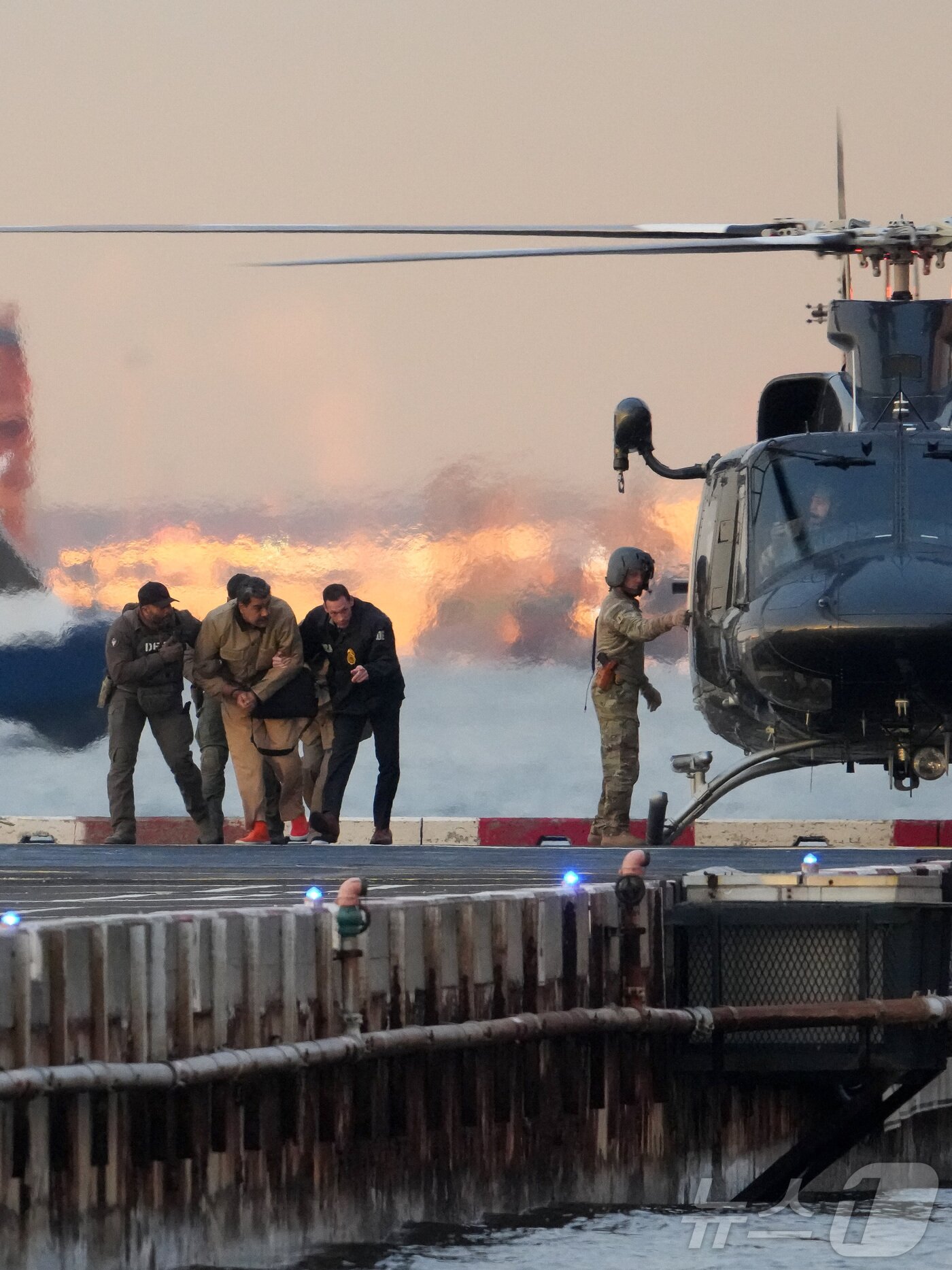 본문 이미지 - 니콜라스 마두로 베네수엘라 대통령이 5일(현지시간) 법정 출석을 위해 뉴욕 맨해튼에 도착하고 있다. 2026.1.5 ⓒ 로이터=뉴스1 ⓒ 로이터=뉴스1