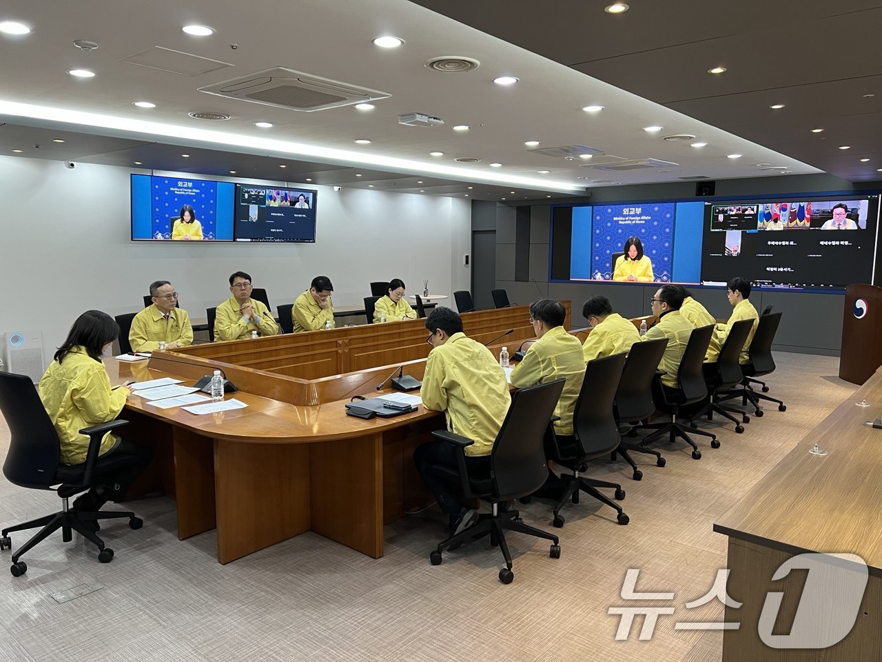 (서울=뉴스1) = 김진아 외교부 2차관이 5일 서울 종로구 외교부에서 베네수엘라 상황 관련 재외국민 안전점검 회의를 주재하고 있다. 2026.1.5/뉴스1