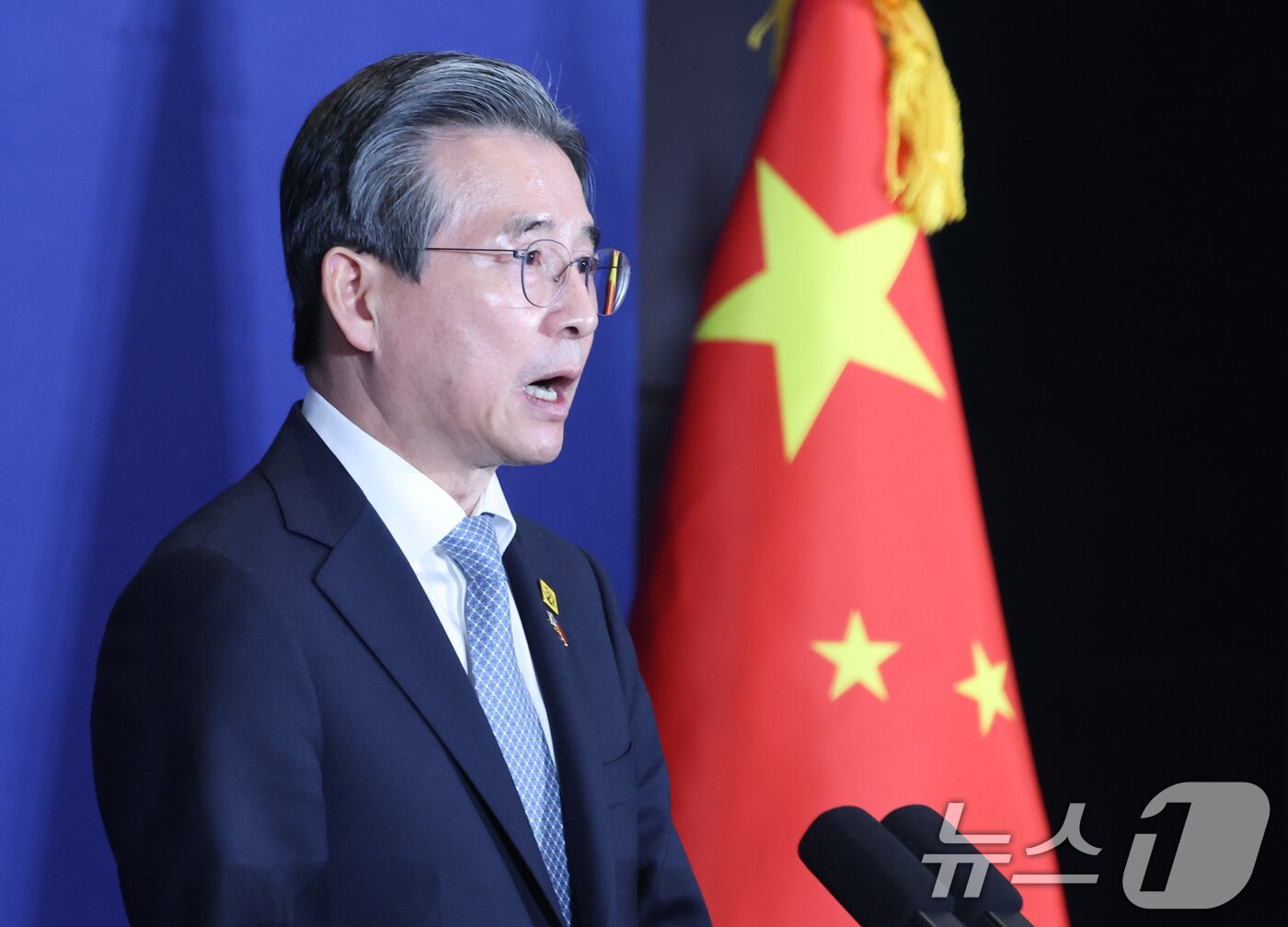 본문 이미지 - 김용범 정책실장이 5일 중국 베이징의 한 호텔에 마련된 프레스센터에서 한중 정상회담 일정 등 관련 브리핑을 하고 있다. 2026.1.5/뉴스1 ⓒ News1 허경 기자