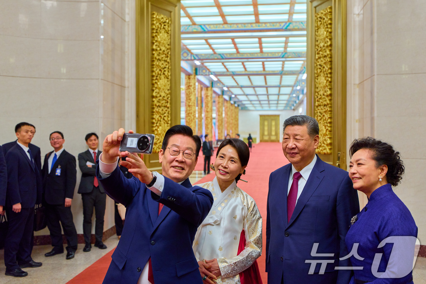 (서울=뉴스1) 허경 기자 = 이재명 대통령 부부가 5일 베이징 인민대회당에서 열린 국빈만찬을 마친 뒤 시진핑 중국 국가주석 부부와 작년 11월 경주 정상회담 때 선물 받은 샤오미 …