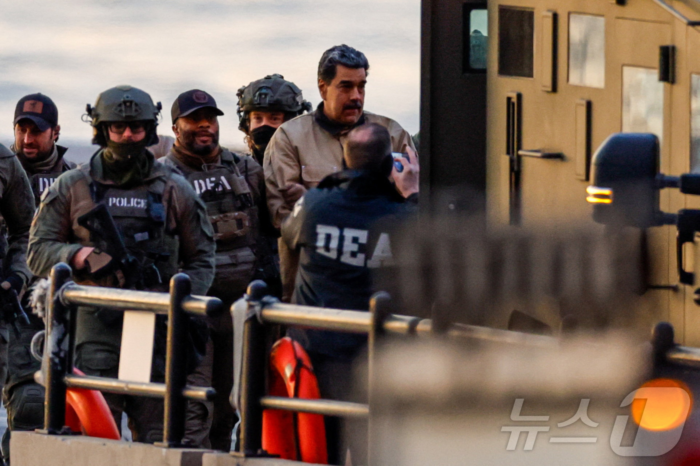 (뉴욕 로이터=뉴스1) 류정민 특파원 = 니콜라스 마두로 베네수엘라 대통령이 5일(현지시간) 미국 뉴욕 맨해튼 법정 출두를 위해 미 마약단속국(DEA)과 경찰 요원에 둘러싸인 채 …