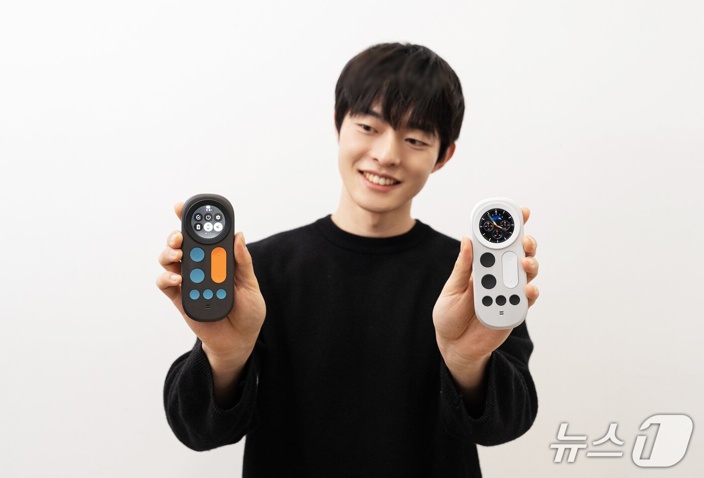 본문 이미지 - 삼성디스플레이가 5일(현지시간) 미국 라스베이거스 앙코르 앳 윈 호텔에서 'CES 2026' 미디어 초청 행사를 열고 공개한 차세대 AI기기 콘셉트의 데모제품 'AI OLED 리모트' (사진제공 = 삼성디스플레이) 