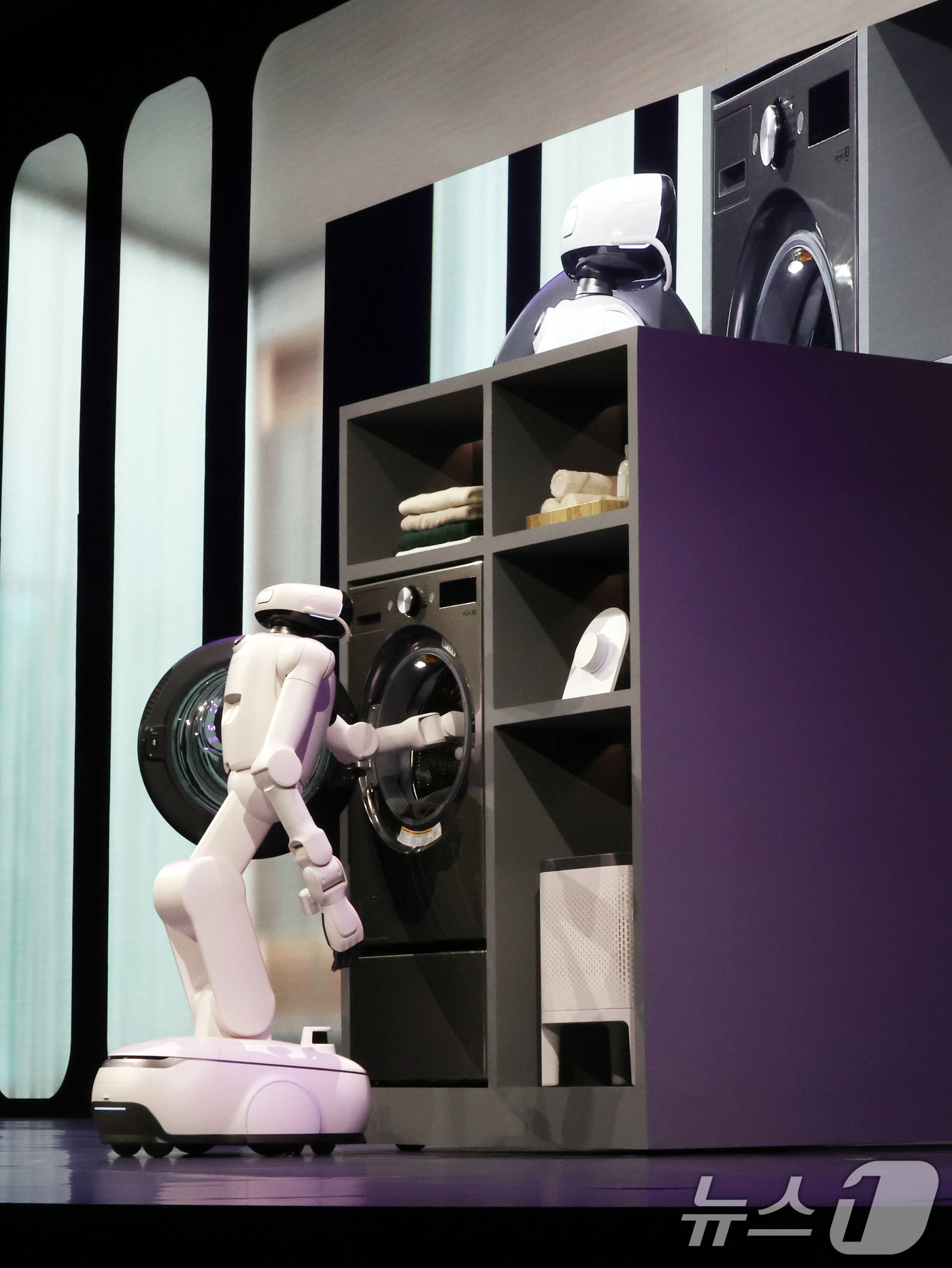 (라스베이거스(미국)=뉴스1) 황기선 기자 = 5일(현지시간)  미국 네바다주 라스베이거스 만달레이베이 호텔에서 열린 CES 2026 'LG전자 미디어컨퍼런스'에서 AI 홈로봇 ' …