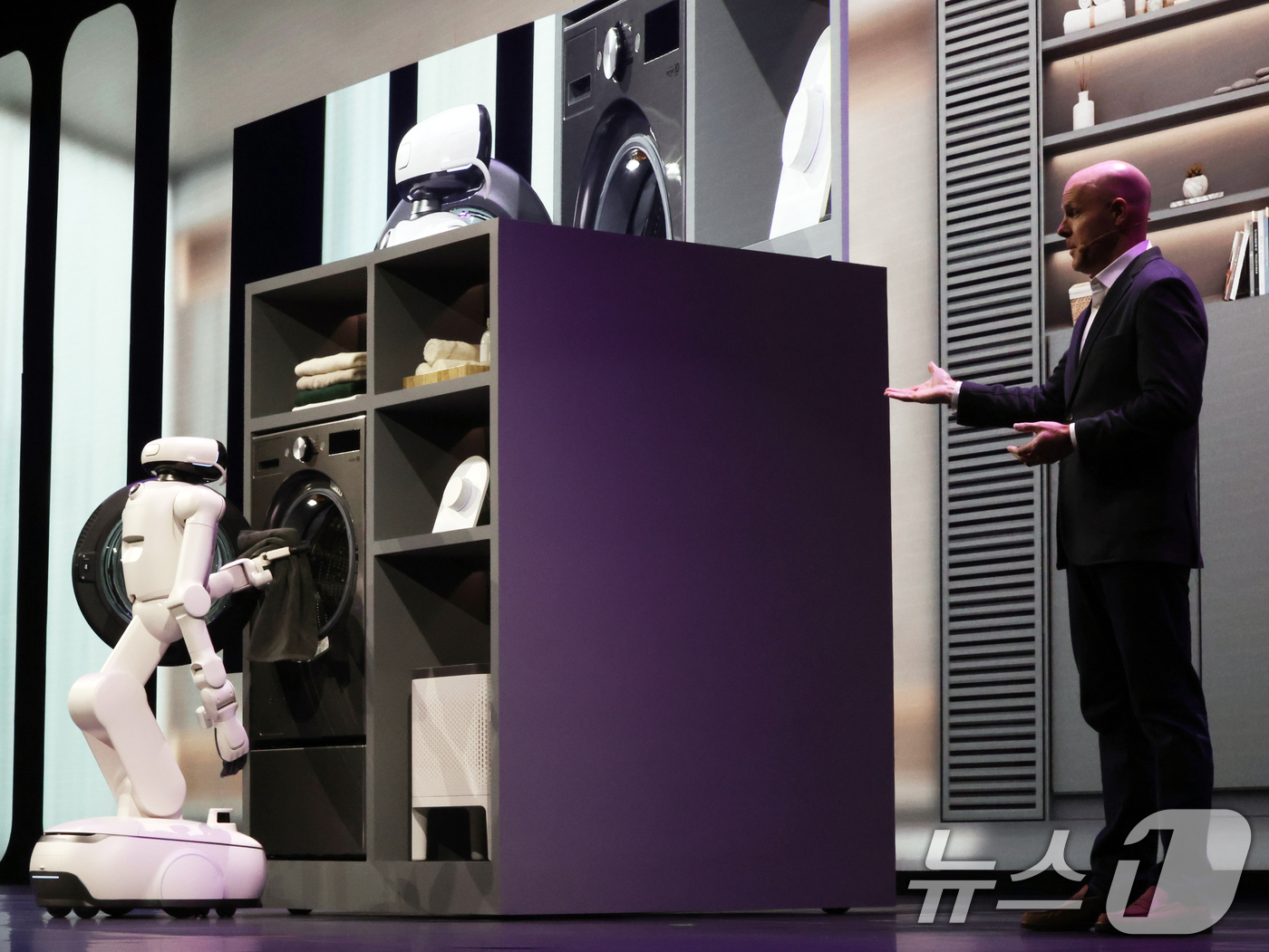 (라스베이거스(미국)=뉴스1) 황기선 기자 = 5일(현지시간)  미국 네바다주 라스베이거스 만달레이베이 호텔에서 열린 CES 2026 'LG전자 미디어컨퍼런스'에서 AI 홈로봇 ' …