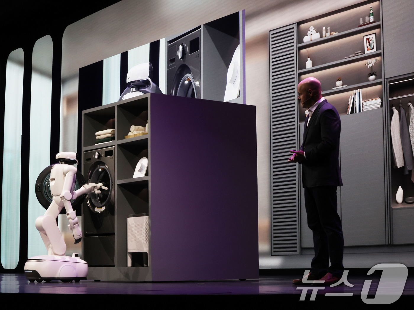 (라스베이거스(미국)=뉴스1) 황기선 기자 = 5일(현지시간)  미국 네바다주 라스베이거스 만달레이베이 호텔에서 열린 CES 2026 'LG전자 미디어컨퍼런스'에서 AI 홈로봇 ' …