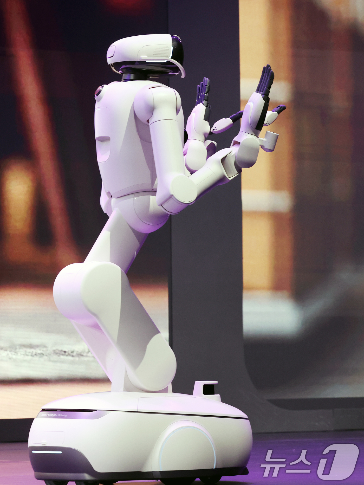 (라스베이거스(미국)=뉴스1) 황기선 기자 = 5일(현지시간)  미국 네바다주 라스베이거스 만달레이베이 호텔에서 열린 CES 2026 'LG전자 미디어컨퍼런스'에서 AI 홈로봇 ' …