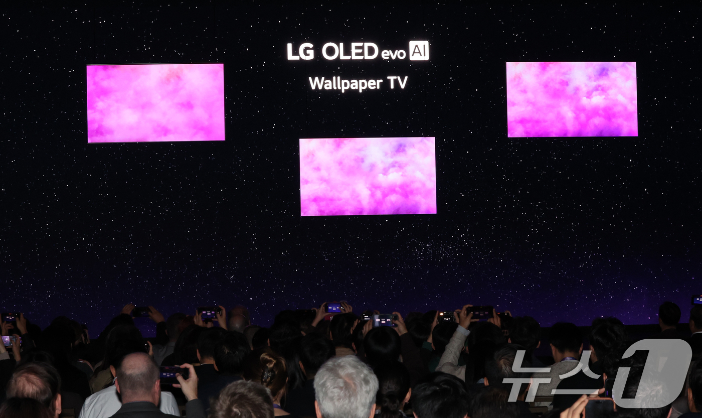 (라스베이거스(미국)=뉴스1) 황기선 기자 = 5일(현지시간)  미국 네바다주 라스베이거스 만달레이베이 호텔에서 열린 CES 2026 'LG전자 미디어컨퍼런스'에서 9㎜대 두께를 …