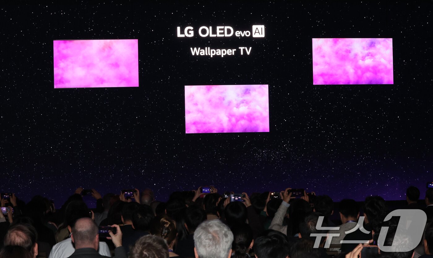 본문 이미지 - 5일(현지시간) 미국 네바다주 라스베이거스 만달레이베이 호텔에서 열린 CES 2026 'LG전자 미디어컨퍼런스'에서 9㎜대 두께를 구현한 무선 월페이퍼 TV가 공개되고 있다. 2026.1.6/뉴스1 ⓒ News1 황기선 기자