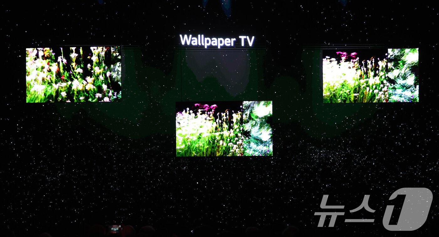 본문 이미지 - 5일(현지시간) 미국 네바다주 라스베이거스 만달레이베이 호텔에서 열린 CES 2026 'LG전자 미디어컨퍼런스'에서 9㎜대 두께를 구현한 무선 월페이퍼 TV가 공개되고 있다. 2026.1.6/뉴스1 ⓒ News1 황기선 기자