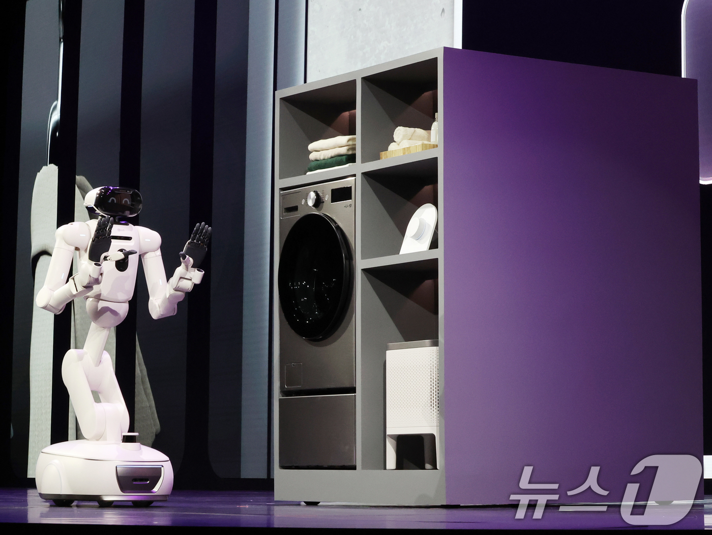 (라스베이거스(미국)=뉴스1) 황기선 기자 = 5일(현지시간) 미국 네바다주 라스베이거스 만달레이베이 호텔에서 열린 CES 2026 'LG전자 미디어컨퍼런스'에서 AI 홈로봇 'L …