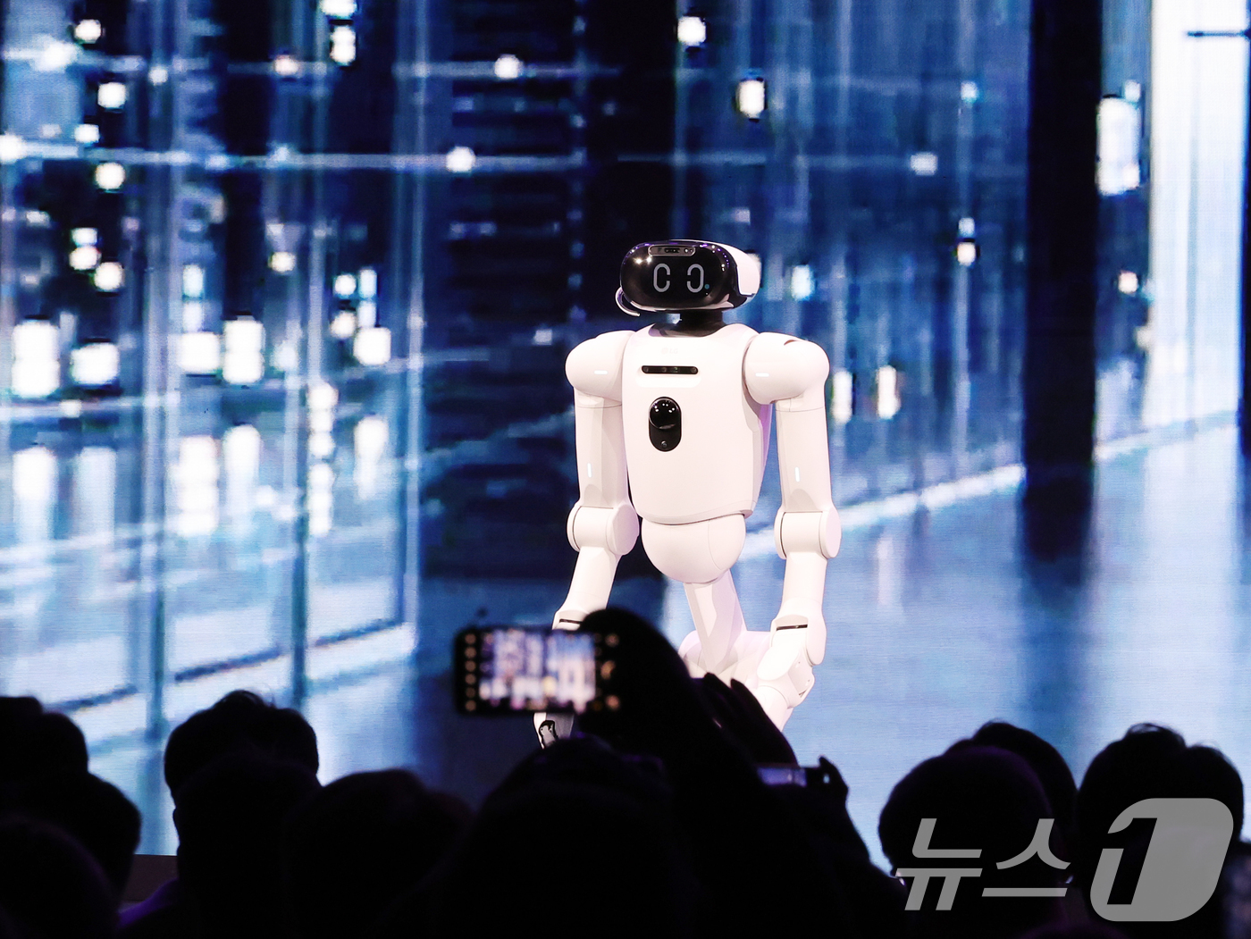 (라스베이거스(미국)=뉴스1) 황기선 기자 = 5일(현지시간) 미국 네바다주 라스베이거스 만달레이베이 호텔에서 열린 CES 2026 'LG전자 미디어컨퍼런스'에서 AI 홈로봇 'L …