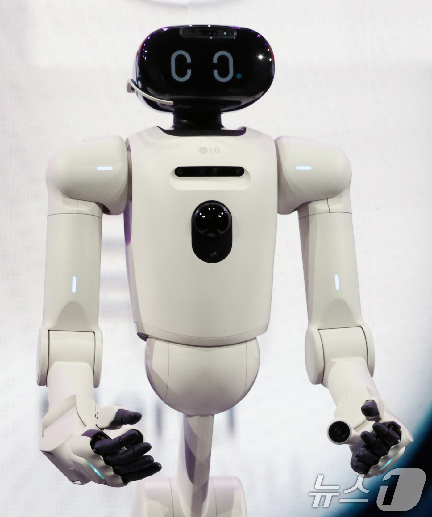 (라스베이거스(미국)=뉴스1) 황기선 기자 = 5일(현지시간) 미국 네바다주 라스베이거스 만달레이베이 호텔에서 열린 CES 2026 'LG전자 미디어컨퍼런스'에서 AI 홈로봇 'L …
