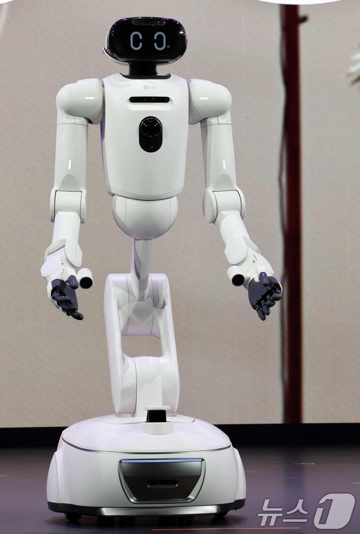 (라스베이거스(미국)=뉴스1) 황기선 기자 = 5일(현지시간) 미국 네바다주 라스베이거스 만달레이베이 호텔에서 열린 CES 2026 'LG전자 미디어컨퍼런스'에서 AI 홈로봇 'L …