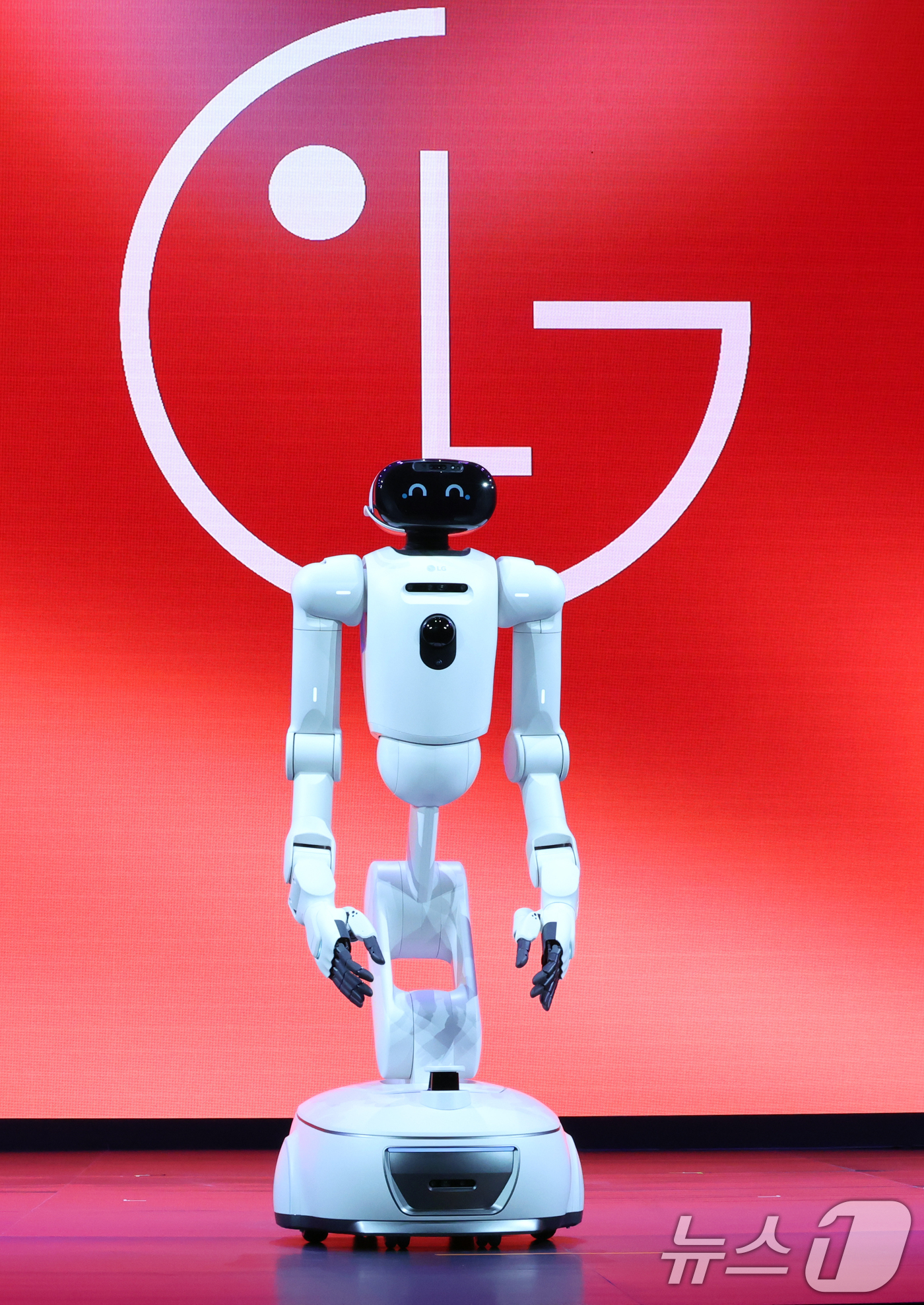 (라스베이거스(미국)=뉴스1) 황기선 기자 = 5일(현지시간) 미국 네바다주 라스베이거스 만달레이베이 호텔에서 열린 CES 2026 'LG전자 미디어컨퍼런스'에서 AI 홈로봇 'L …