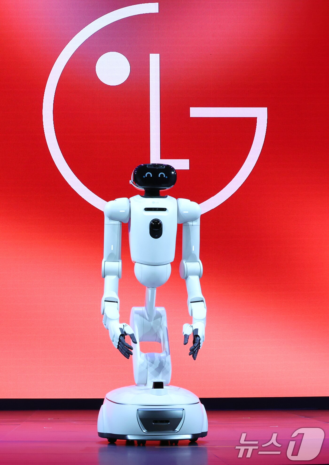 본문 이미지 - 5일(현지시간) 미국 네바다주 라스베이거스 만달레이베이 호텔에서 열린 CES 2026 'LG전자 미디어컨퍼런스'에서 AI 홈로봇 'LG 클로이드'가 소개되고 있다. 2026.1.6/뉴스1 ⓒ News1 황기선 기자