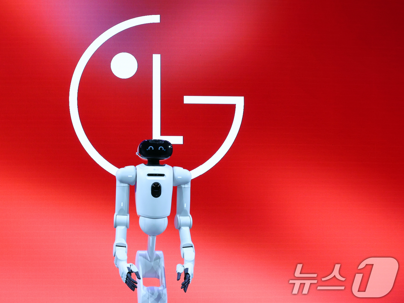 (라스베이거스(미국)=뉴스1) 황기선 기자 = 5일(현지시간) 미국 네바다주 라스베이거스 만달레이베이 호텔에서 열린 CES 2026 'LG전자 미디어컨퍼런스'에서 AI 홈로봇 'L …