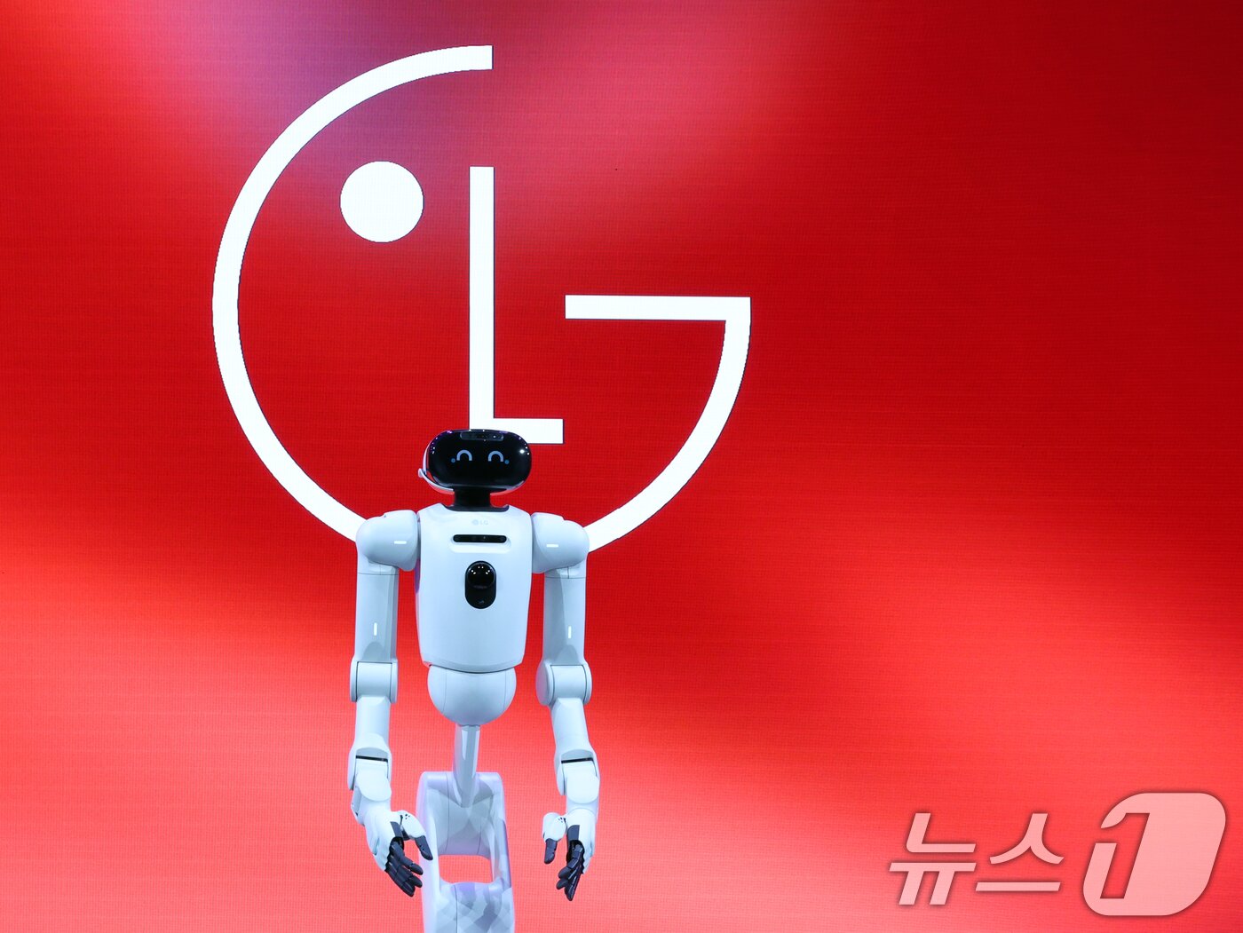 본문 이미지 - 5일(현지시간) 미국 네바다주 라스베이거스 만달레이베이 호텔에서 열린 CES 2026 'LG전자 미디어컨퍼런스'에서 AI 홈로봇 'LG 클로이드'가 소개되고 있다. 2026.1.6/뉴스1 ⓒ News1 황기선 기자