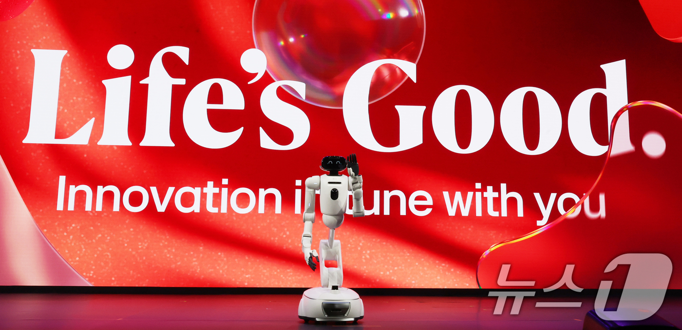 (라스베이거스(미국)=뉴스1) 황기선 기자 = 5일(현지시간) 미국 네바다주 라스베이거스 만달레이베이 호텔에서 열린 CES 2026 'LG전자 미디어컨퍼런스'에서 AI 홈로봇 'L …